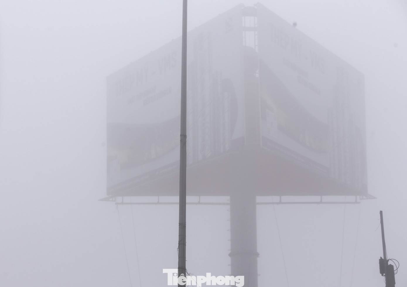 Theo Đài khí tượng thủy văn tỉnh Hà Tĩnh, nguyên nhân xuất hiện sương mù dày đặc là do không khí lạnh suy yếu tạo nên tầng không khí phía dưới sát mặt đất chưa bốc lên kịp gây hiện tượng mù. Trong hình, biển quảng cáo bị mù che phủ, không còn nhìn rõ.