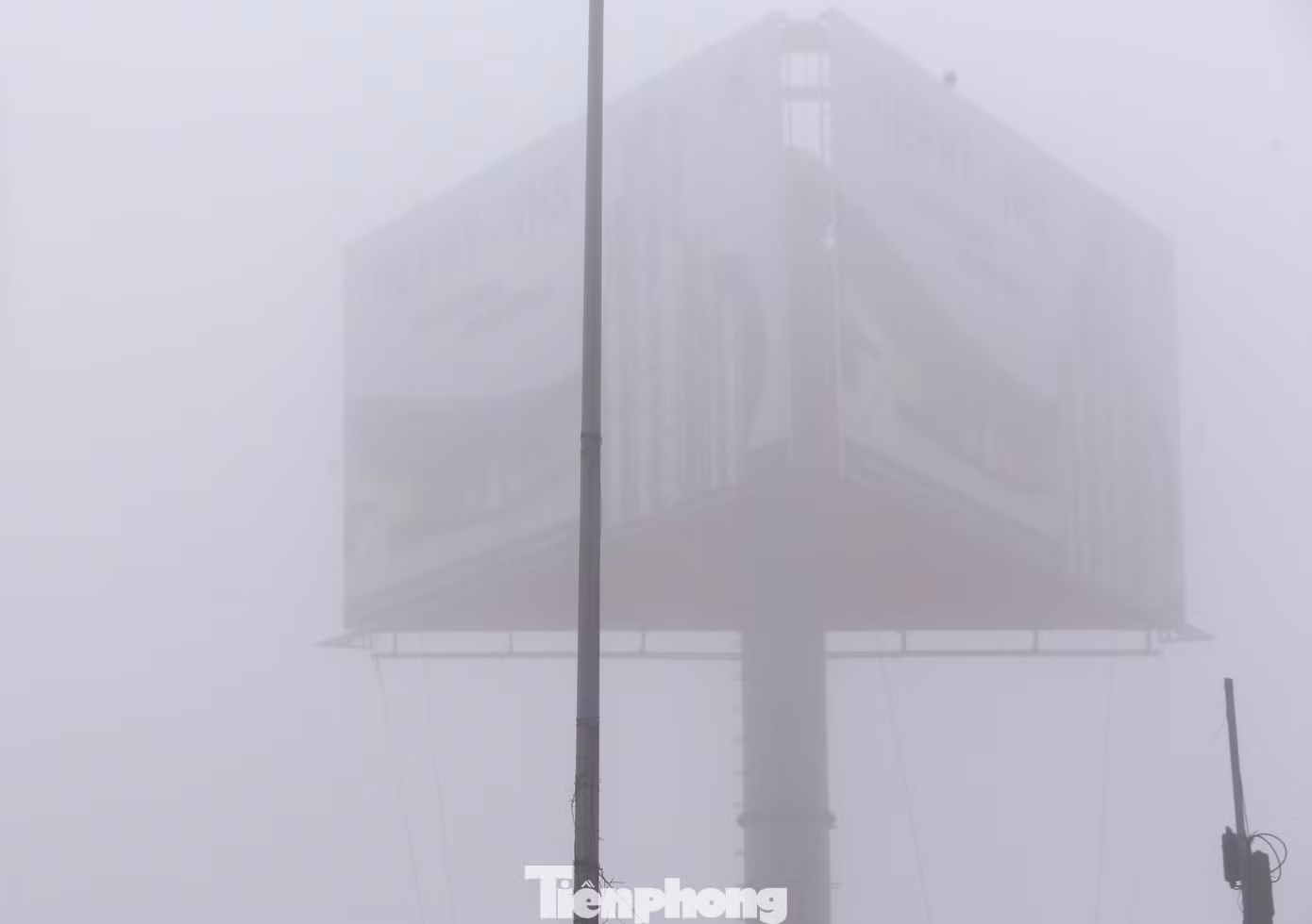 Theo Đài khí tượng thủy văn tỉnh Hà Tĩnh, nguyên nhân xuất hiện sương mù dày đặc là do không khí lạnh suy yếu tạo nên tầng không khí phía dưới sát mặt đất chưa bốc lên kịp gây hiện tượng mù. Trong hình, biển quảng cáo bị mù che phủ, không còn nhìn rõ.