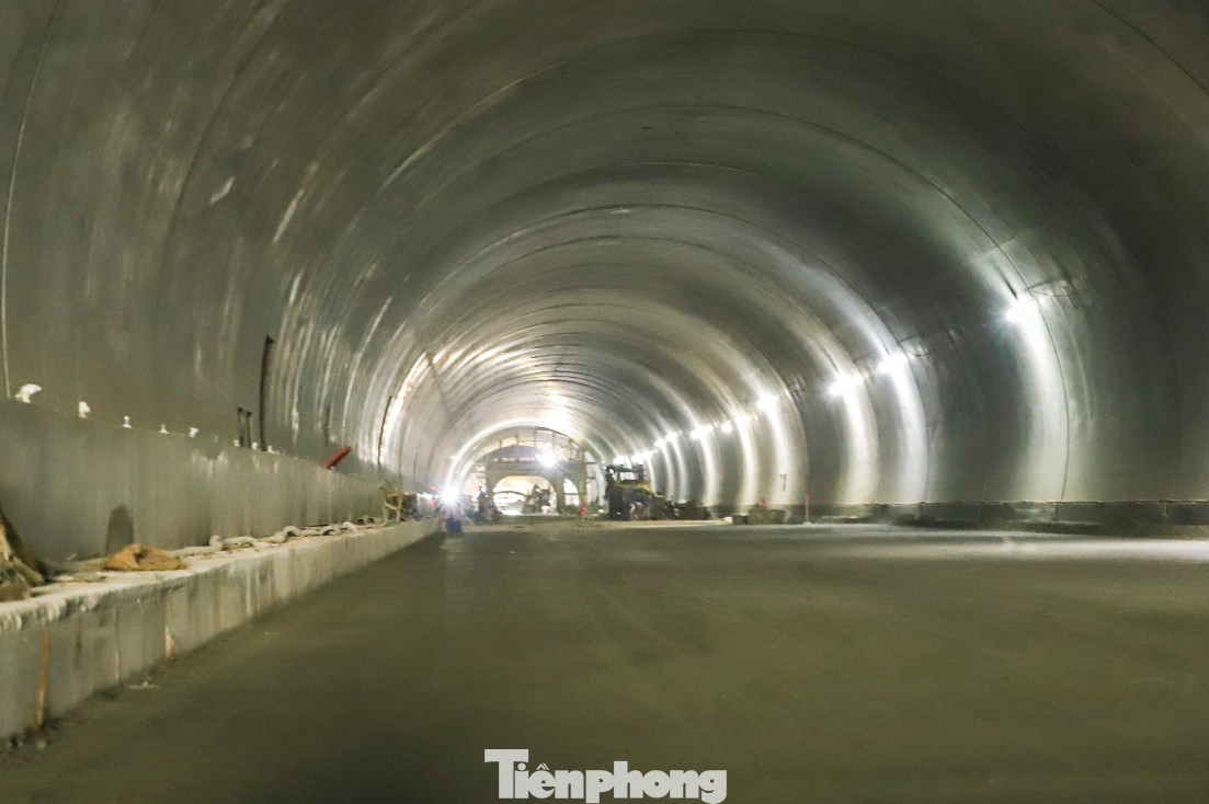 Với các đoạn đã hoàn thành đổ bê tông vỏ hầm, thảm cấp phối đá dăm, nhà thầu cũng triển khai thi công hoàn thiện hạ tầng kỹ thuật như hộp cứu hỏa, lan can bộ hành, hộp kỹ thuật, đèn chiếu sáng, hệ thống thông gió, hệ thống PCCC... Với các đoạn đã hoàn thành đổ bê tông vỏ hầm, thảm cấp phối đá dăm, nhà thầu cũng triển khai thi công hoàn thiện hạ tầng kỹ thuật như hộp cứu hỏa, lan can bộ hành, hộp kỹ thuật, đèn chiếu sáng, hệ thống thông gió, hệ thống PCCC...