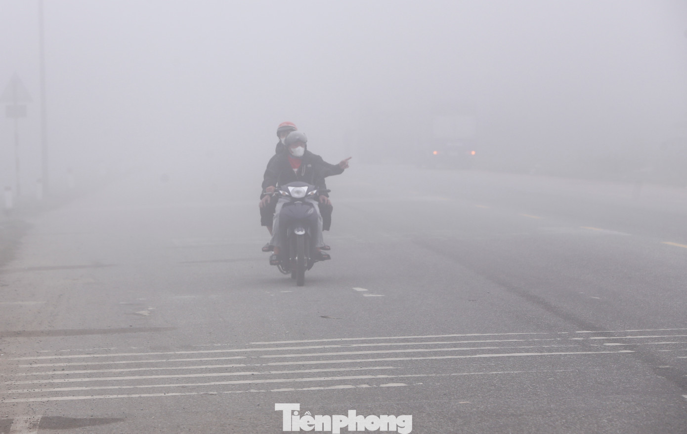 Đến 10h, sương dần tan dần. Tuy nhiên, sinh hoạt của người dân trong những buổi sáng cuối năm gặp nhiều khó khăn.