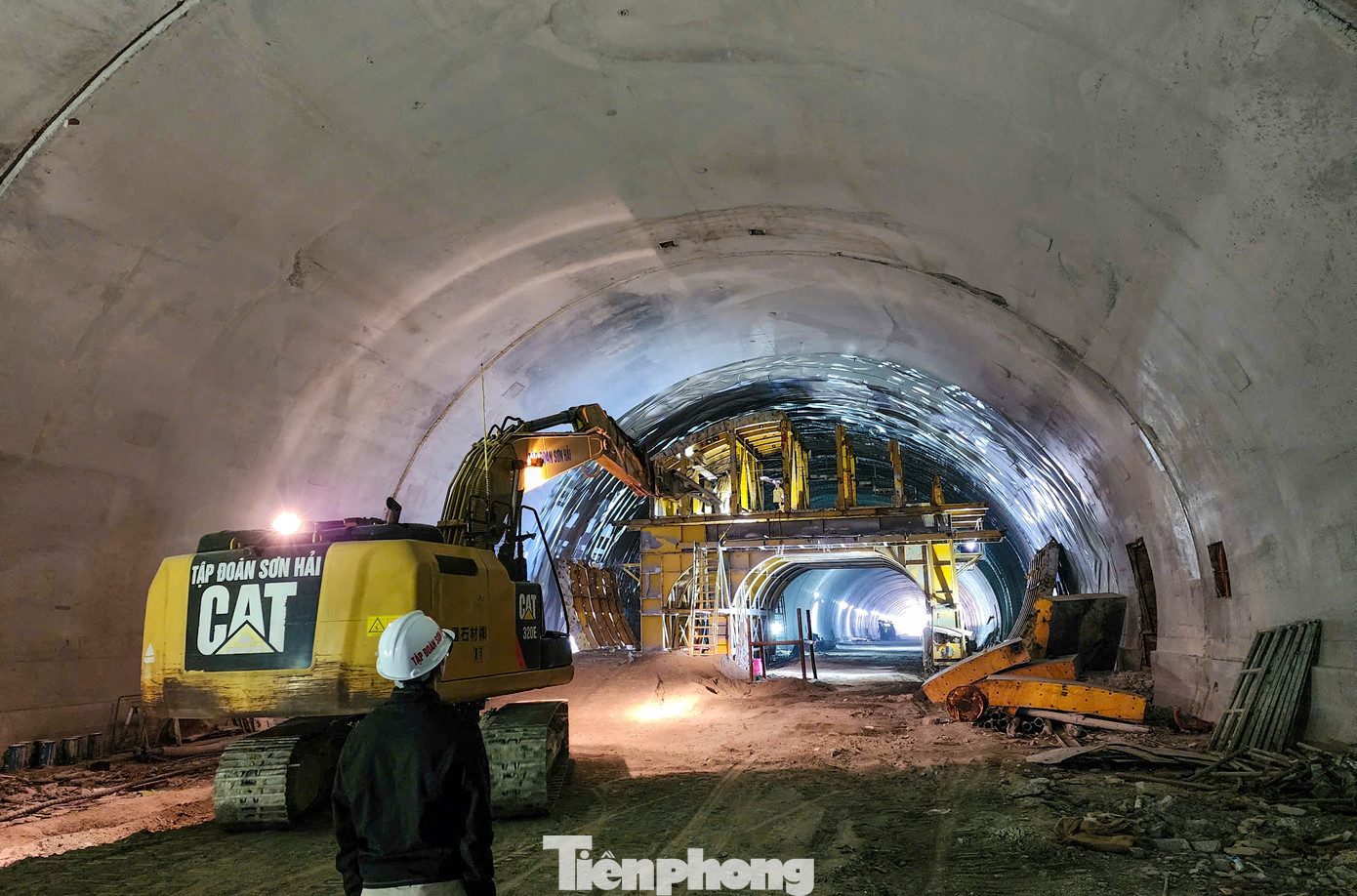 Theo kế hoạch, ống hầm bên phải dài 840 m phục vụ giai đoạn 1 của dự án, còn hầm trái sau khi thông thì chưa khai thác mà dùng để phục vụ cứu nạn, cứu hộ. Tuy vậy, mới đây, UBND tỉnh Hà Tĩnh đã có văn bản kiến nghị gửi Bộ GTVT về việc đầu tư hoàn chỉnh hầm Đèo Bụt. Theo kế hoạch, ống hầm bên phải dài 840 m phục vụ giai đoạn 1 của dự án, còn hầm trái sau khi thông thì chưa khai thác mà dùng để phục vụ cứu nạn, cứu hộ. Tuy vậy, mới đây, UBND tỉnh Hà Tĩnh đã có văn bản kiến nghị gửi Bộ GTVT về việc đầu tư hoàn chỉnh hầm Đèo Bụt.