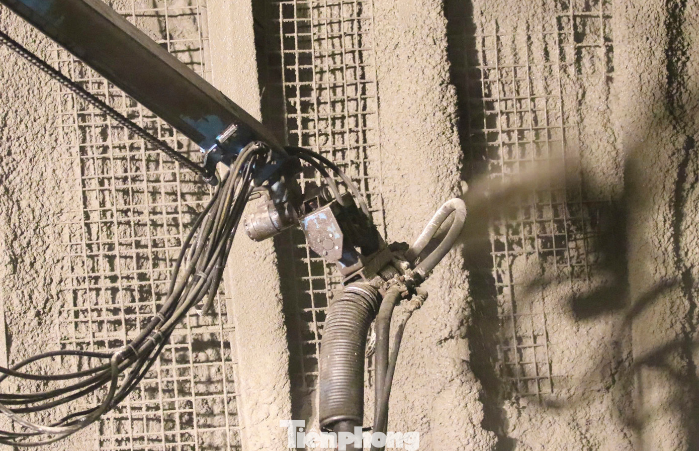 Hầm có thiết kế 2 ống hầm với hầm trái dài 716 m, hầm phải dài 840 m, chiều rộng mỗi hầm 15 m, cao 8 m. Được khởi công từ tháng 7/2023, tới nay hầm Đèo Bụt đã cơ bản hoàn thành ống hầm, nhà thầu triển khai việc thảm lớp cấp phối đá dăm gia cố xi măng cho phần mặt đường.