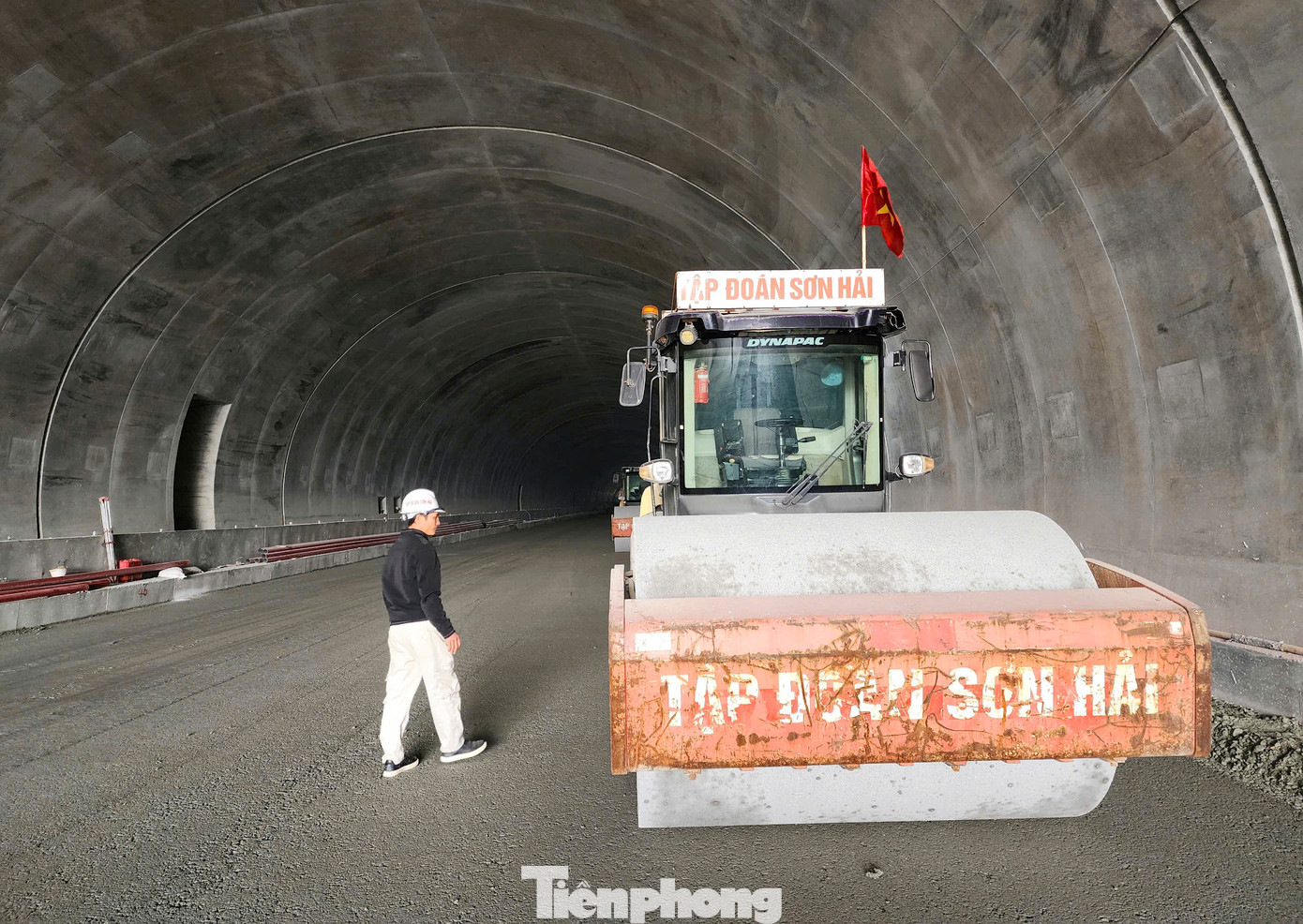 Hiện nhà thầu thực hiện dự án hầm Đèo Bụt triển khai việc thảm lớp cấp phối đá dăm gia cố xi măng cho phần mặt đường. Theo thiết kế, mặt đường hầm Đèo Bụt sẽ được thi công 2 lớp cấp phối đá dăm gia cố xi măng trước khi thảm lớp bê tông dày 28 cm để hoàn thiện. Hiện nhà thầu thực hiện dự án hầm Đèo Bụt triển khai việc thảm lớp cấp phối đá dăm gia cố xi măng cho phần mặt đường. Theo thiết kế, mặt đường hầm Đèo Bụt sẽ được thi công 2 lớp cấp phối đá dăm gia cố xi măng trước khi thảm lớp bê tông dày 28 cm để hoàn thiện.