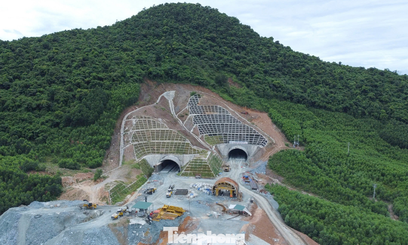 Những ngày giáp Tết Ất Tỵ 2025, tại hạng mục hầm Đèo Bụt, dự án thành phần Vũng Áng - Bùng qua Hà Tĩnh, từng tốp công nhân, máy móc vẫn miệt mài thi công hoàn thiện ống hầm nhánh phải để kịp bàn giao theo tiến độ đề ra. Những ngày giáp Tết Ất Tỵ 2025, tại hạng mục hầm Đèo Bụt, dự án thành phần Vũng Áng - Bùng qua Hà Tĩnh, từng tốp công nhân, máy móc vẫn miệt mài thi công hoàn thiện ống hầm nhánh phải để kịp bàn giao theo tiến độ đề ra.