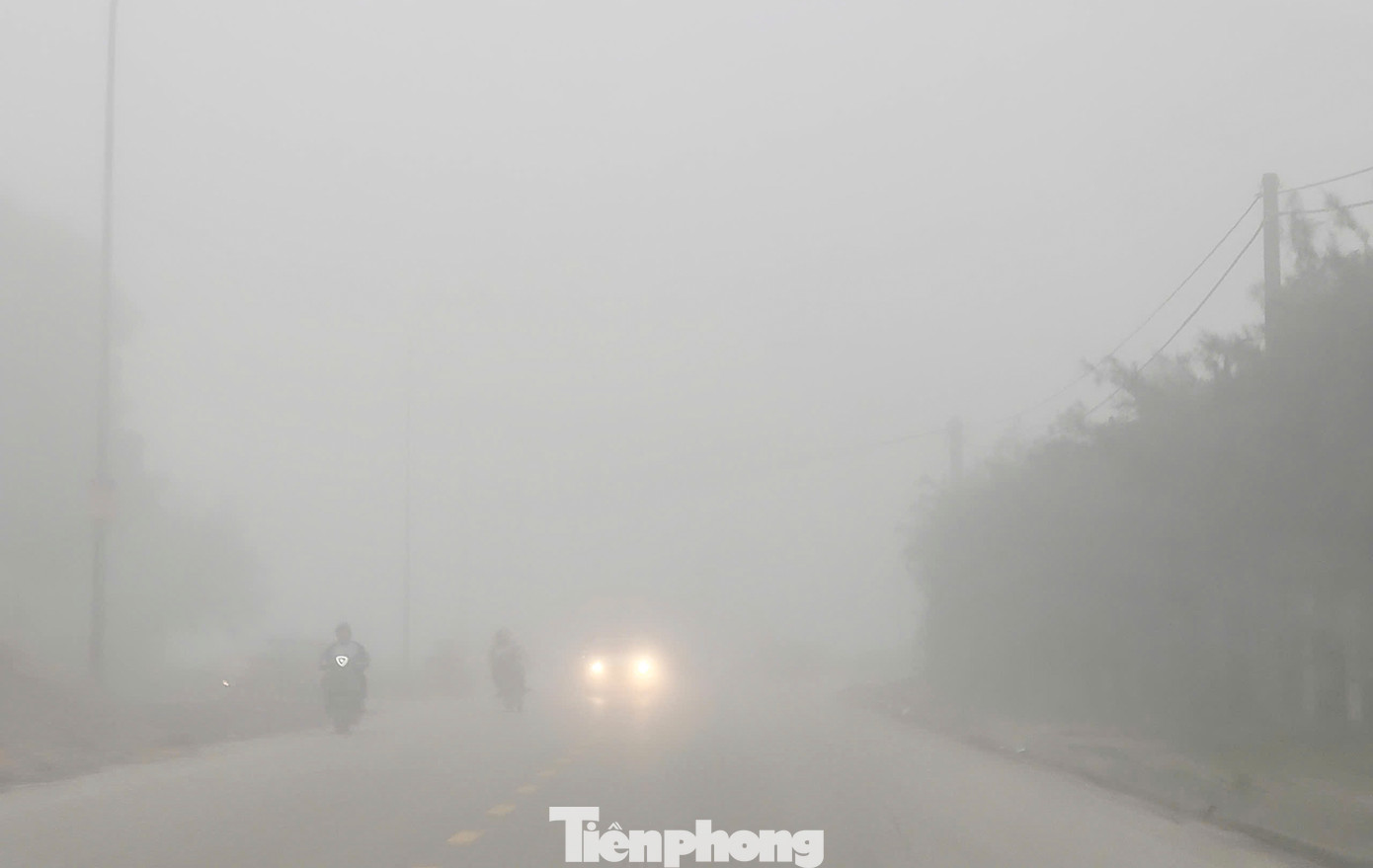Người dân địa phương cho biết tình trạng sương mù xuất hiện dày đặc cùng nồm ẩm xảy ra vài ngày qua, gây cảm giác khó chịu.
