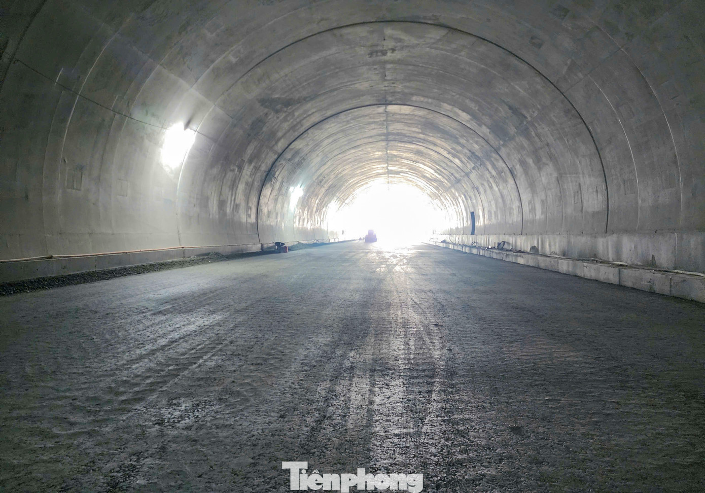 Hiện nhà thầu thực hiện dự án hầm Đèo Bụt triển khai việc thảm lớp cấp phối đá dăm gia cố xi măng cho phần mặt đường. Theo thiết kế, mặt đường hầm Đèo Bụt sẽ được thi công 2 lớp cấp phối đá dăm gia cố xi măng trước khi thảm lớp bê tông dày 28 cm để hoàn thiện. Hiện nhà thầu thực hiện dự án hầm Đèo Bụt triển khai việc thảm lớp cấp phối đá dăm gia cố xi măng cho phần mặt đường. Theo thiết kế, mặt đường hầm Đèo Bụt sẽ được thi công 2 lớp cấp phối đá dăm gia cố xi măng trước khi thảm lớp bê tông dày 28 cm để hoàn thiện.