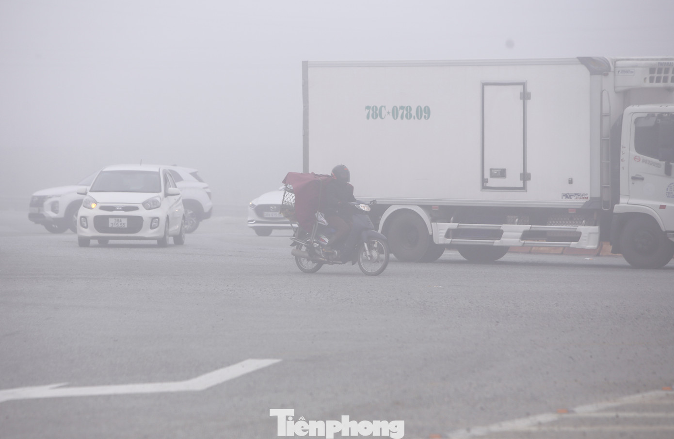“Sương mù dày đặc quá, tôi phải bật đèn và đi chậm để đảm bảo an toàn. Hai ngày qua, sương mù dày khiến công việc vận chuyển hàng hóa về các chợ gặp khó”, anh Chinh (35 tuổi) cho hay. Trong hình, cảnh giao thông gặp khó khi sương mù dày.
