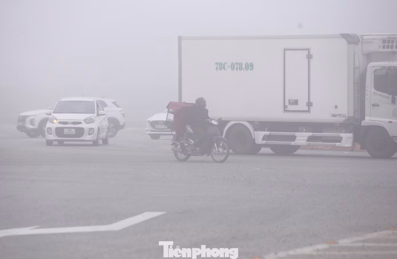 “Sương mù dày đặc quá, tôi phải bật đèn và đi chậm để đảm bảo an toàn. Hai ngày qua, sương mù dày khiến công việc vận chuyển hàng hóa về các chợ gặp khó”, anh Chinh (35 tuổi) cho hay. Trong hình, cảnh giao thông gặp khó khi sương mù dày.