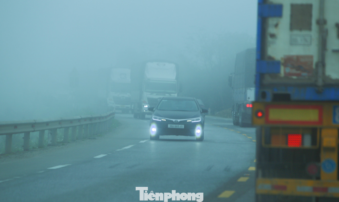 Tình trạng này khiến hầu hết các phương tiện đều bật đèn để di chuyển. Do hạn chế tầm nhìn nên các phương tiện cũng di chuyển chậm, nối đuôi nhau để tránh xảy ra tai nạn giao thông.
