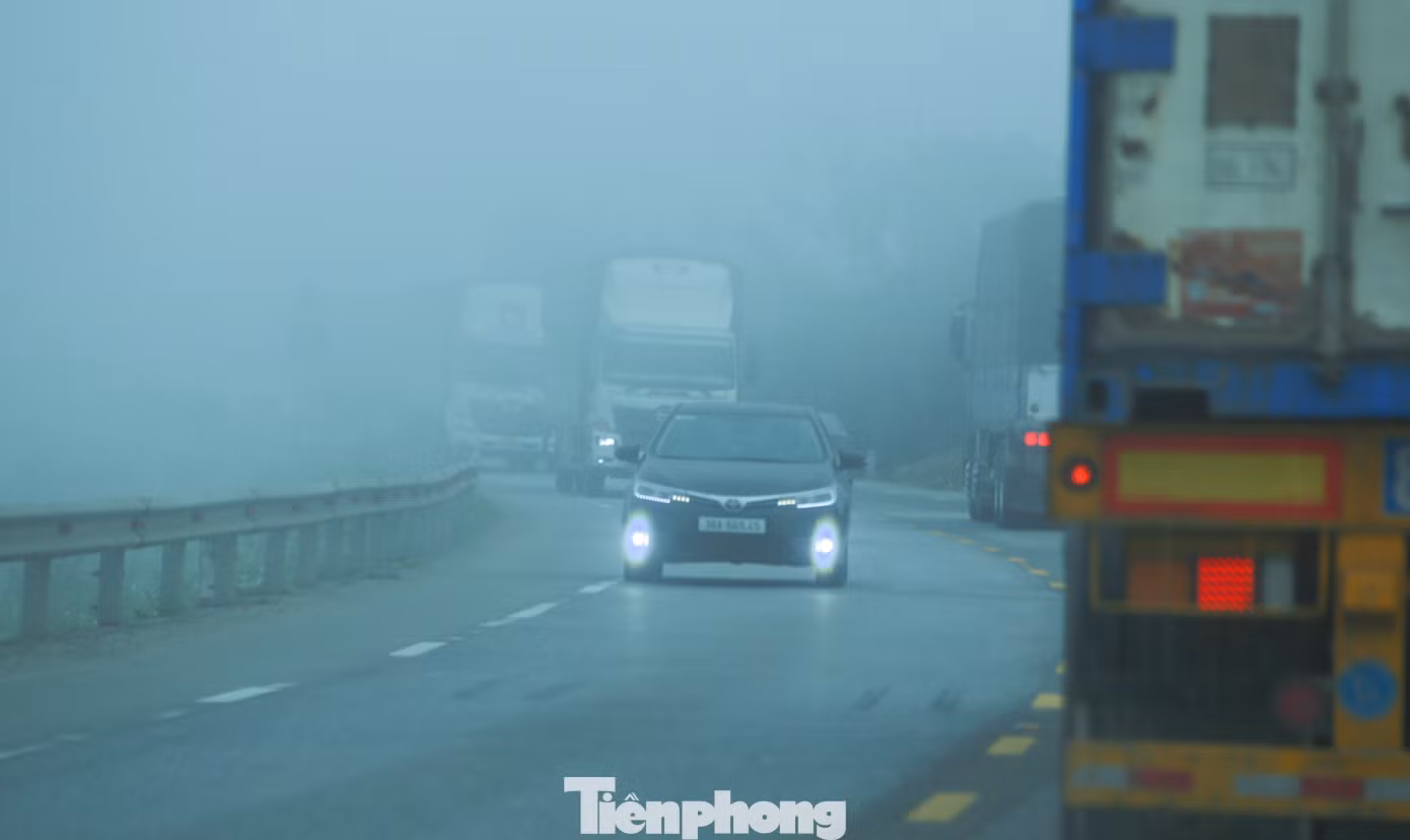 Tình trạng này khiến hầu hết các phương tiện đều bật đèn để di chuyển. Do hạn chế tầm nhìn nên các phương tiện cũng di chuyển chậm, nối đuôi nhau để tránh xảy ra tai nạn giao thông.