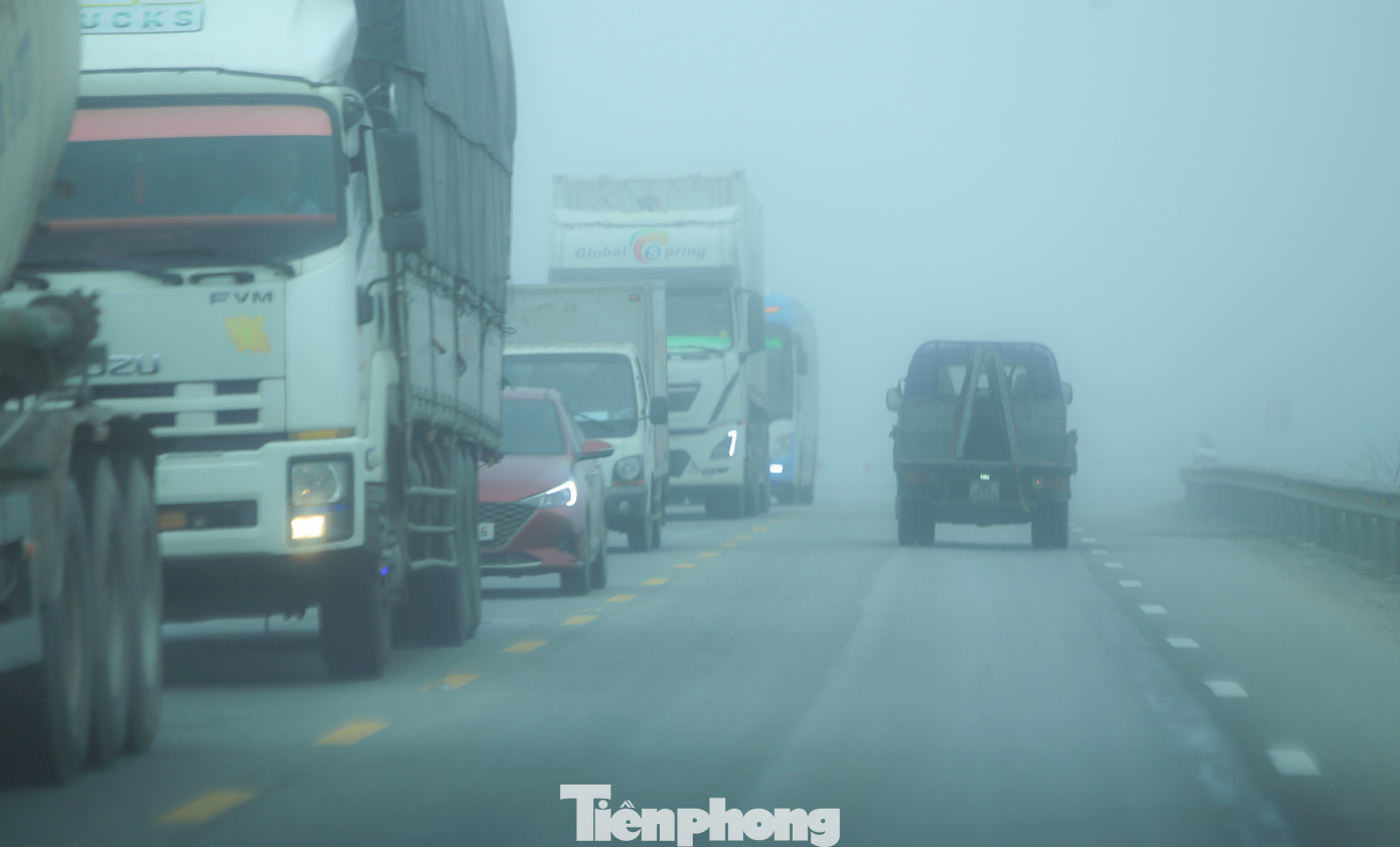 Lúc 8-9h sương mù vẫn còn bao phủ dày đặc. Với khoảng cách 100m, đã khó phát hiện phương tiện phía trước.