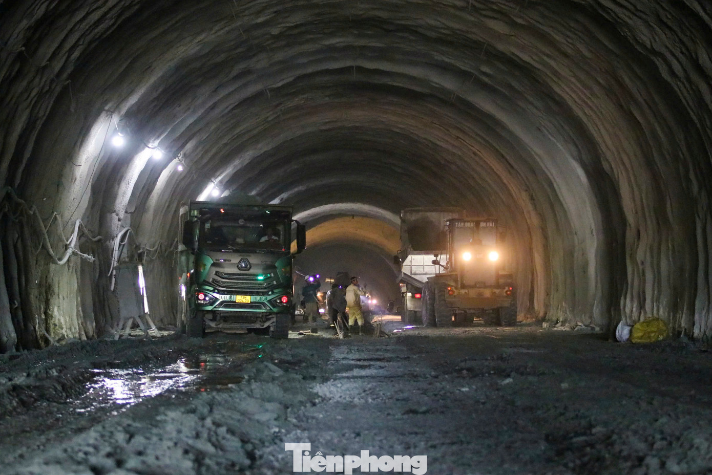 Sau 20 tháng thi công, hầm đường bộ duy nhất trên tuyến cao tốc qua Hà Tĩnh với kết cấu địa chất được đánh giá phức tạp đã dần hoàn thiện. Ban Quản lý dự án 6 (chủ đầu tư dự án), cho biết hầm Đèo Bụt có thể thông xe kỹ thuật vào dịp 30/4 như cam kết với Bộ GTVT và Chính phủ. Sau 20 tháng thi công, hầm đường bộ duy nhất trên tuyến cao tốc qua Hà Tĩnh với kết cấu địa chất được đánh giá phức tạp đã dần hoàn thiện. Ban Quản lý dự án 6 (chủ đầu tư dự án), cho biết hầm Đèo Bụt có thể thông xe kỹ thuật vào dịp 30/4 như cam kết với Bộ GTVT và Chính phủ.