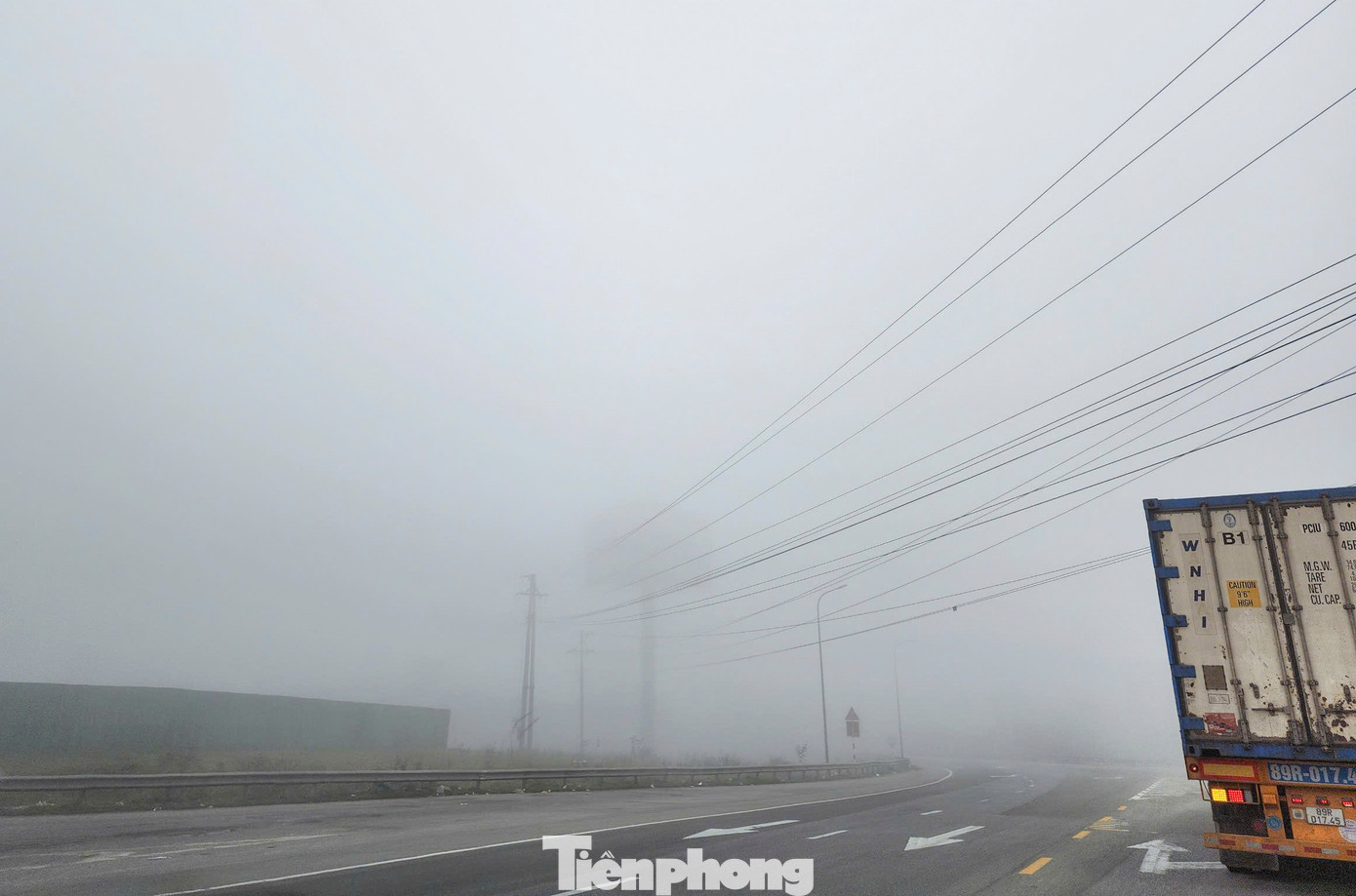 “Sương mù dày đặc quá, tôi phải bật đèn và đi chậm để đảm bảo an toàn. Hai ngày qua, sương mù dày khiến công việc vận chuyển hàng hóa về các chợ gặp khó”, anh Chinh (35 tuổi) cho hay. Trong hình, cảnh giao thông gặp khó khi sương mù dày.