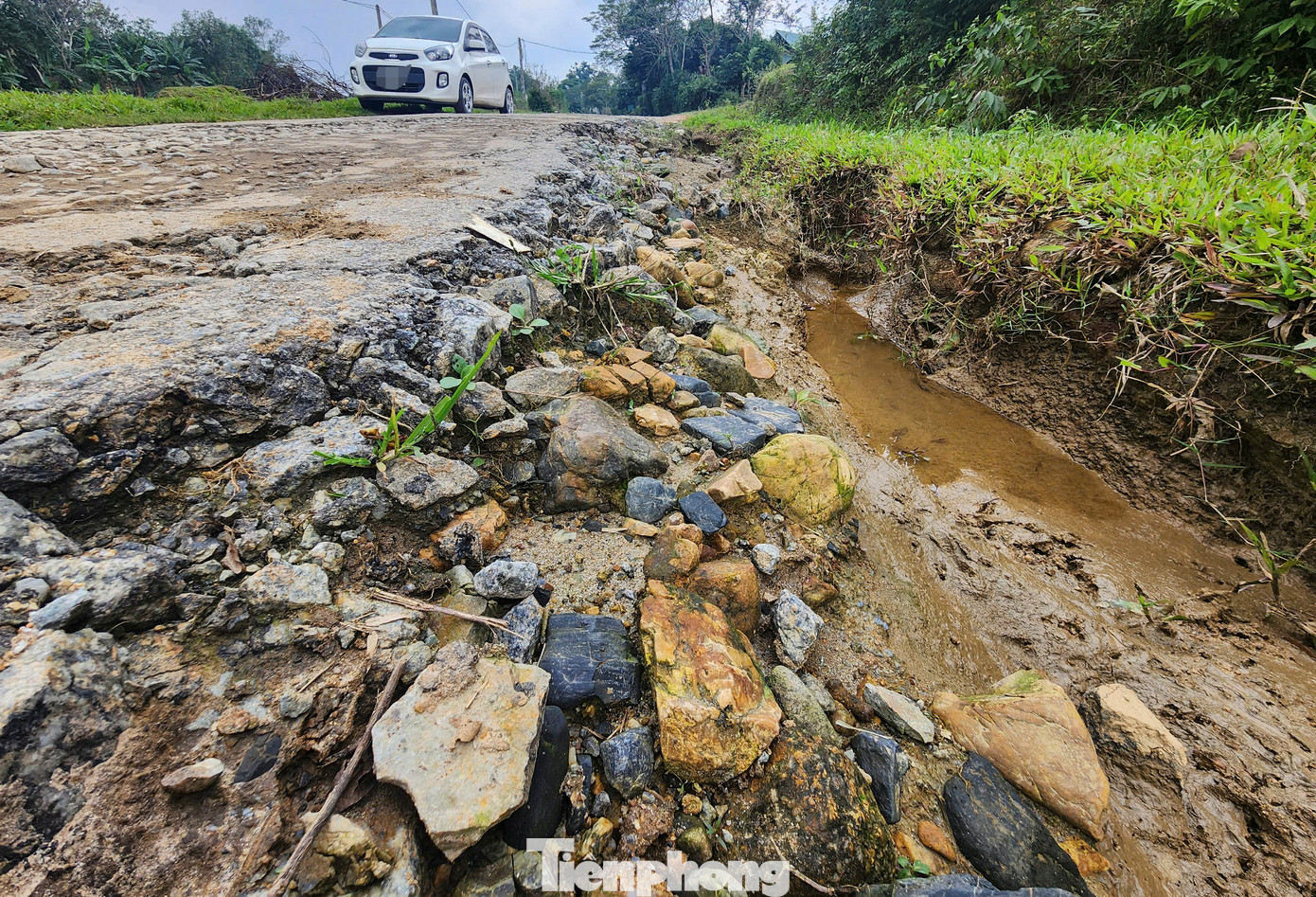 Ông Lê Văn Lãm - Chủ tịch UBND xã Kỳ Sơn (huyện Kỳ Anh) cho biết: “Tuyến đường qua địa bàn dài hơn 4km. Sau nhiều năm sử dụng, mặt đường bị xói lở, cào bóc, hư hỏng nặng. Tỉnh vừa có dự án đầu tư nâng cấp tuyến đường song địa phương đang triển khai giải phóng mặt bằng để xây dựng”.