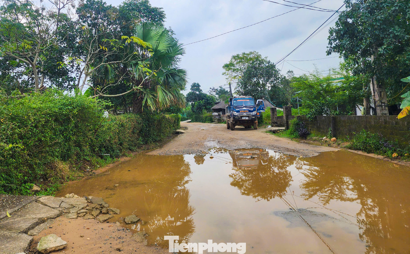 Nhiều vị trí mặt đường tạo thành vũng nước sâu sau các đợt mưa. Lãnh đạo UBND xã Kỳ Thượng cho biết người dân địa phương rất mong chờ dự án triển khai. Hiện xã đang hoàn thiện mặt bằng cho nhà thầu thi công.