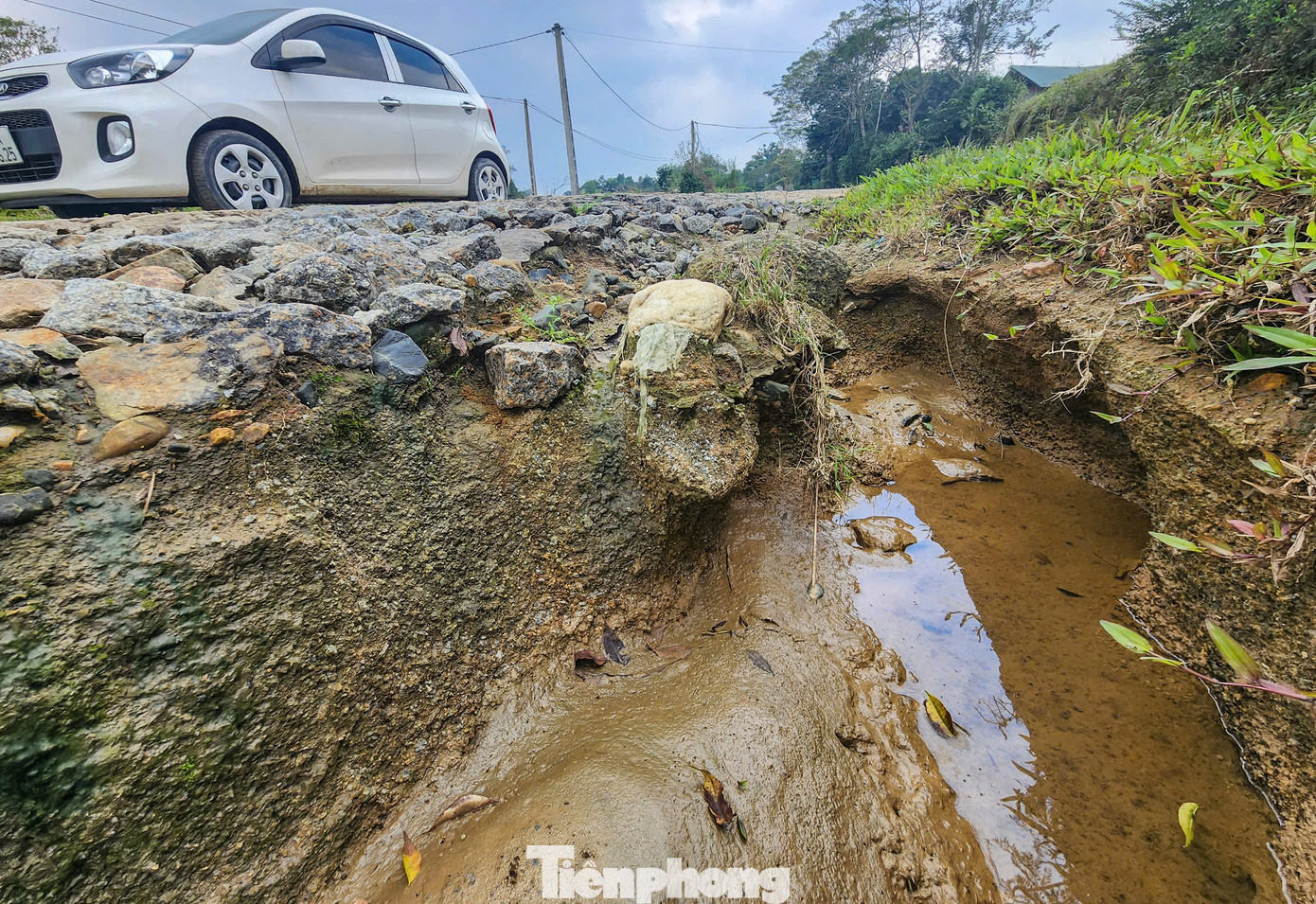 Người dân địa phương cho hay, tuyến đường chủ yếu phục vụ đi lại, vận chuyển nông sản của địa phương. Việc đường hư hỏng gây khó khăn, nguy hiểm cho người, phương tiện qua lại.