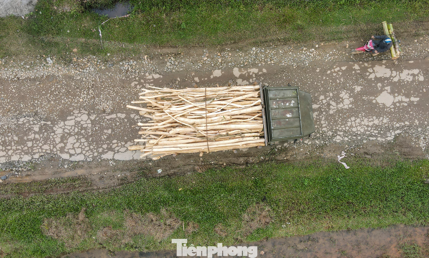 Người dân địa phương cho biết, khoảng 3 năm qua, tuyến đường xuống cấp, hư hỏng nặng. Dù hằng năm được tu sửa song vẫn xuống cấp với rất nhiều ổ gà, ổ voi.