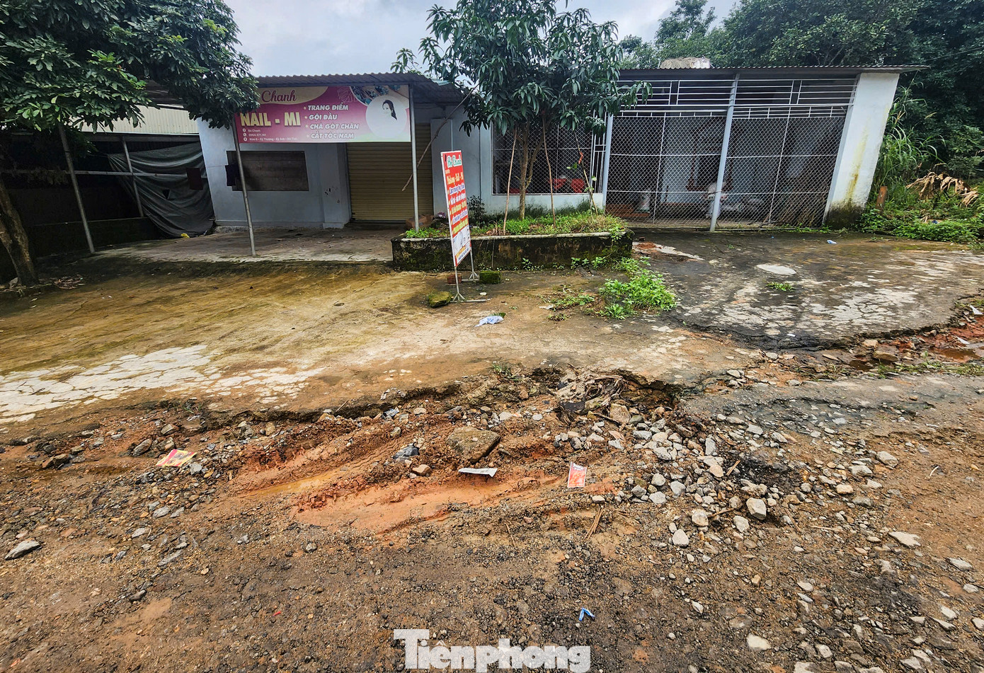 Lãnh đạo Ban Quản lý dự án Đầu tư xây dựng công trình Dân dụng và Công nghiệp tỉnh Hà Tĩnh (chủ đầu tư dự án) cho biết, tỉnh đã phê duyệt dự án với tổng mức hơn 120 tỷ đồng. Đơn vị đã đấu thầu xong nhưng dự án chưa triển khai được do mặt bằng chưa giải phóng xong. &quot;Ban đã có nhiều văn bản yêu cầu huyện Kỳ Anh sớm giải phóng mặt bằng dự án để sớm triển khai song đến nay chưa xong. Nhà thầu đang dần tập kết máy móc, thi công các vị trí có mặt bằng&quot;, vị chủ đầu tư thông tin.