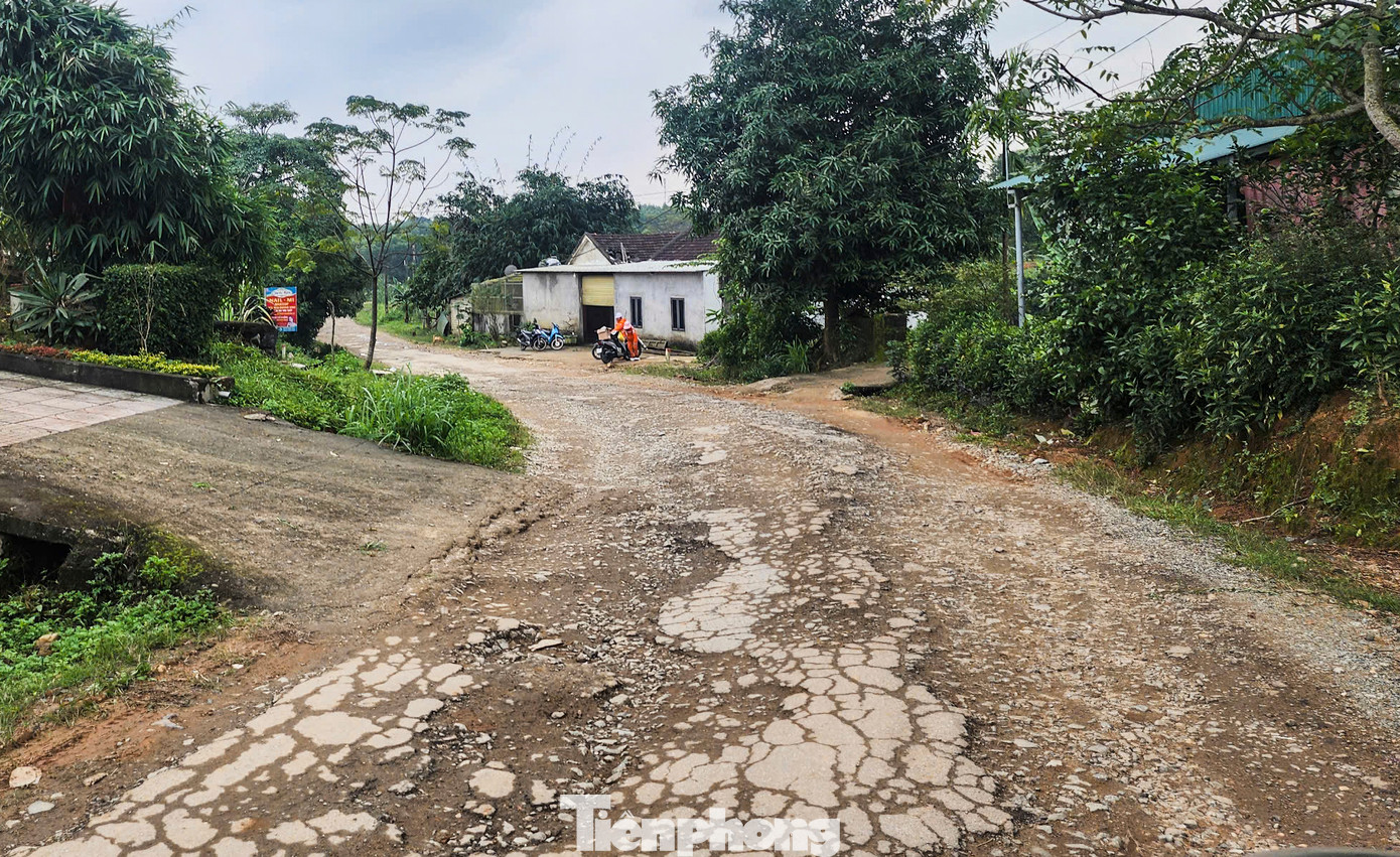 Người dân địa phương cho hay, tuyến đường chủ yếu phục vụ đi lại, vận chuyển nông sản của địa phương. Việc đường hư hỏng gây khó khăn, nguy hiểm cho người, phương tiện qua lại.