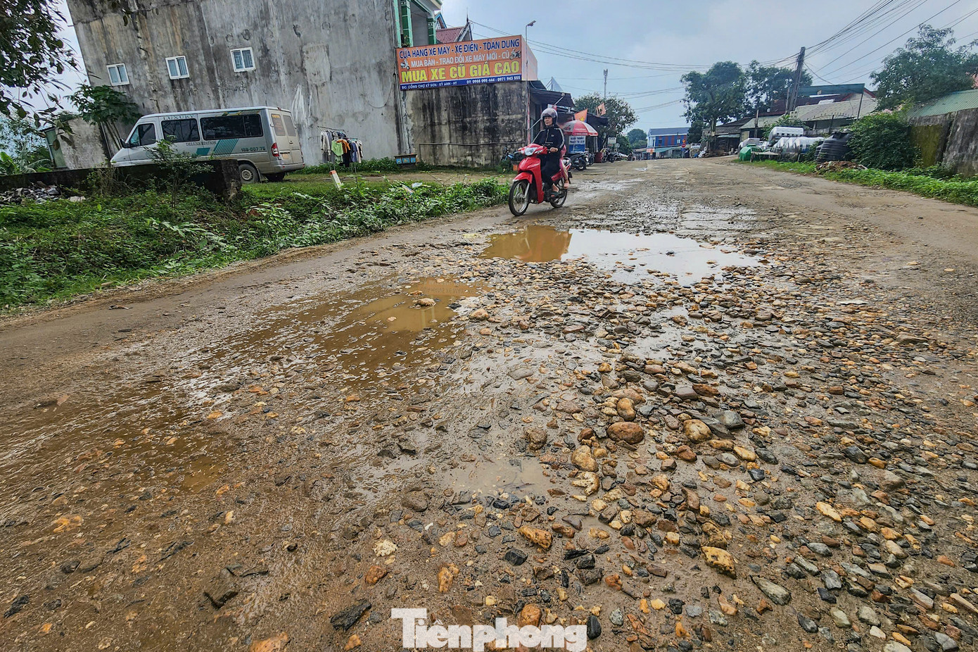Nhiều vị trí bị xói lở, bong tróc mặt đường sâu hơn 20cm, rộng cả mét, gây khó khăn cho người và phương tiện qua lại.