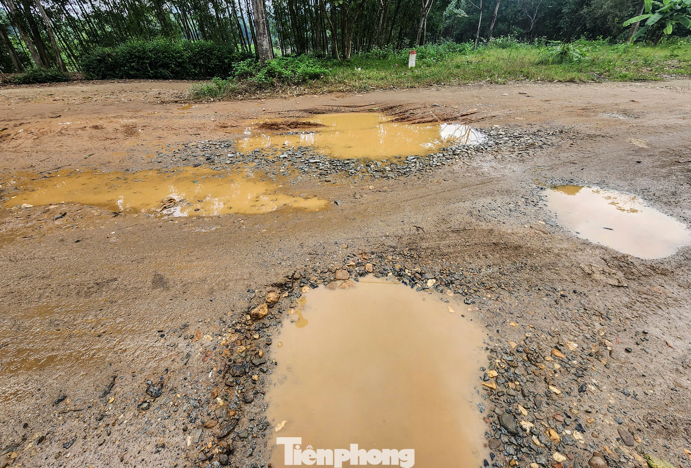 Nhiều vị trí bị xói lở, bong tróc mặt đường sâu hơn 20cm, rộng cả mét, gây khó khăn cho người và phương tiện qua lại.