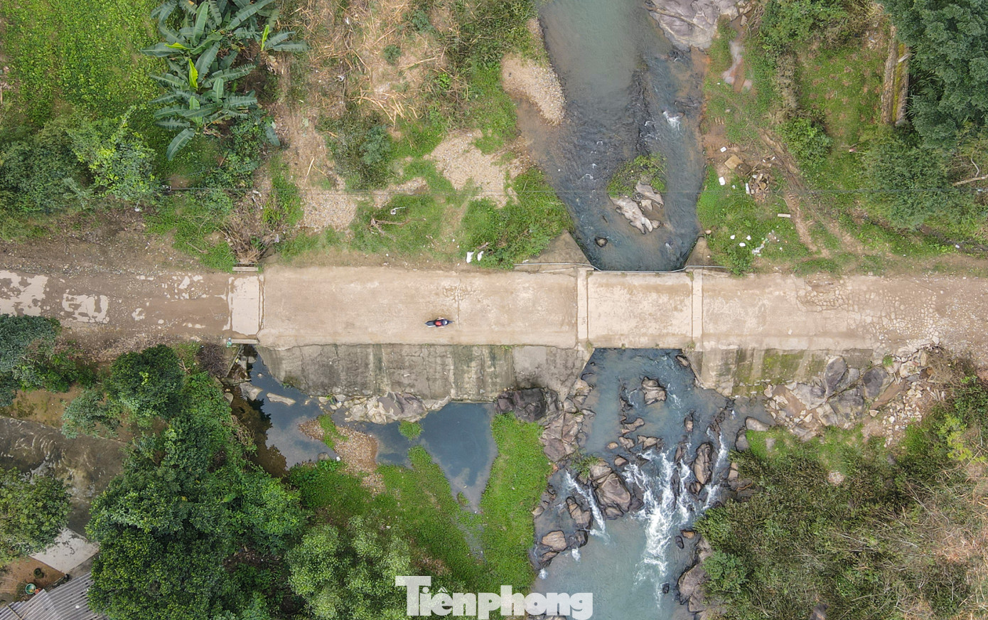 Những cây cầu tràn dọc tuyến đường bị ngập vào mùa mưa lũ, chia cắt các vùng dân cư.