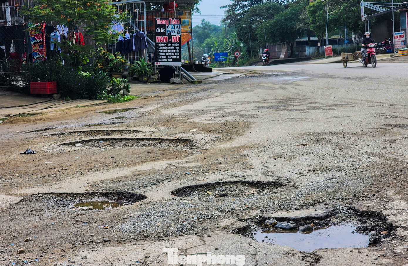 Nhiều vị trí bị xói lở, bong tróc mặt đường sâu hơn 20cm, rộng cả mét, gây khó khăn cho người và phương tiện qua lại.