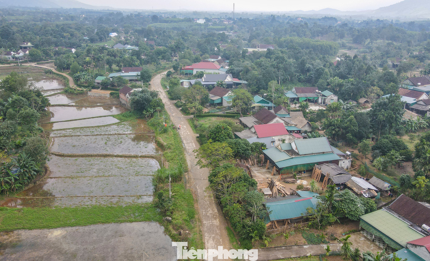 Đường huyện Kỳ Sơn - Kỳ Thượng (ĐH145, còn gọi là đường Sơn - Thượng, huyện Kỳ Anh, Hà Tĩnh) có chiều dài gần 9km, được đầu tư xây dựng từ năm 2004. Mặt đường rộng 3,5-5m, kết cấu láng nhựa và bê tông.
