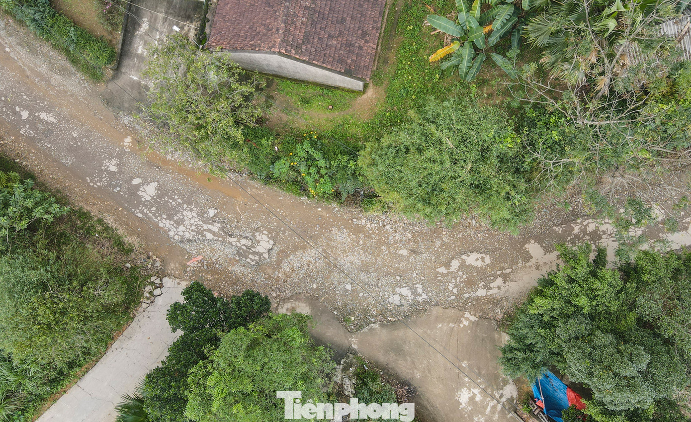 Mặt đường lồi lõm, nứt gãy, chi chít ổ voi, ổ gà.