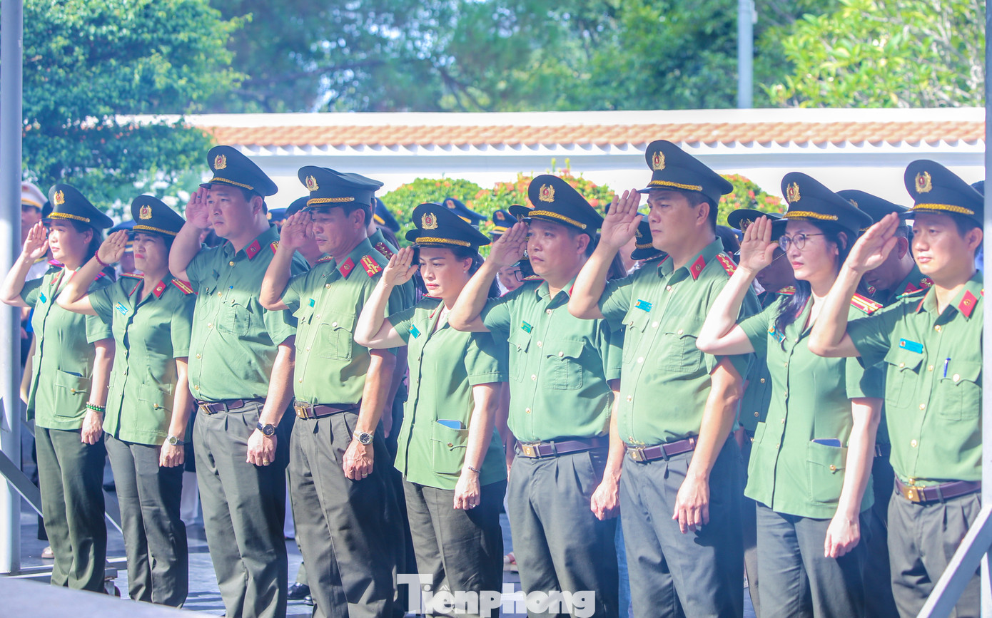 Trong dòng người ấy có những cụ già, thân nhân liệt sĩ, những cựu chiến binh, thương binh và các lực lượng công an, cán bộ các đơn vị cùng đông đảo học sinh, sinh viên, thanh niên từ mọi miền đất nước.