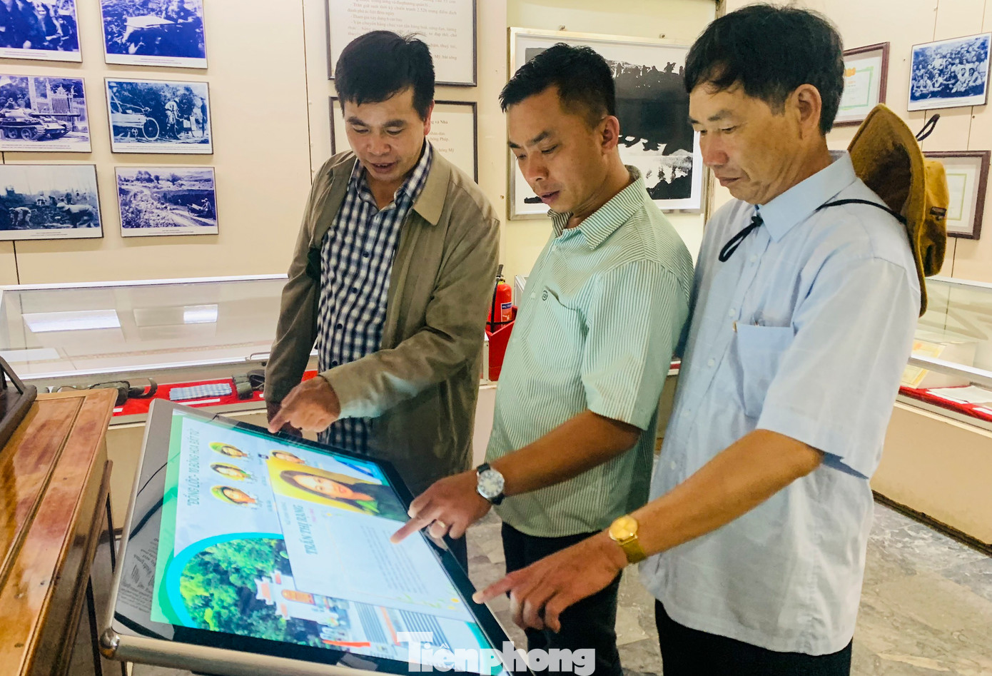 “Ban Quản lý khu di tích đã bố trí cán bộ, nhân viên trực làm việc hết công suất, đảm bảo phục vụ đón tiếp du khách chu đáo. Đồng thời chỉnh trang khuôn viên, dọn dẹp vệ sinh, cảnh quan môi trường khu di tích luôn sạch đẹp; phối hợp với cơ quan chức năng và chính quyền địa phương đảm bảo an ninh trật tự, trật tự an toàn giao thông, phòng chống cháy nổ ở khu di tích”, ông Vũ chia sẻ. Trong hình, du khách thuận tiện tra cứu thông tin về lịch sử và các câu chuyện tại Khu di tích Ngã ba Đồng Lộc qua màn hình cảm ứng đã được cài sẵn phần mềm, xây dựng hệ thống thông tin.