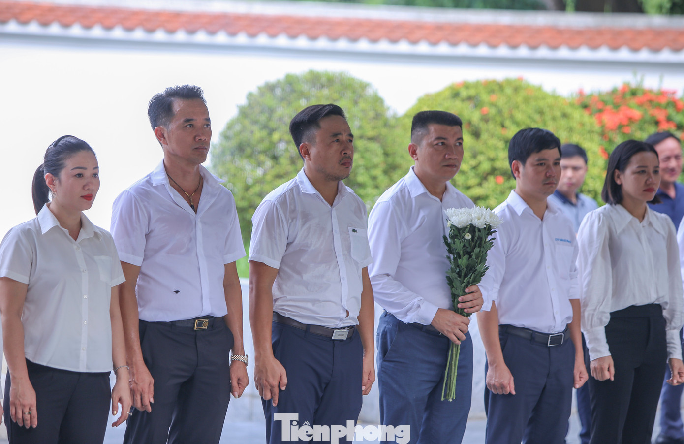 Trong dòng người ấy có những cụ già, thân nhân liệt sĩ, những cựu chiến binh, thương binh và các lực lượng công an, cán bộ các đơn vị cùng đông đảo học sinh, sinh viên, thanh niên từ mọi miền đất nước.