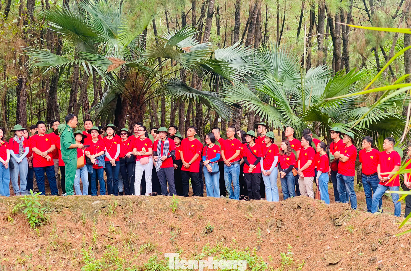 Các đoàn khách đến với khu di tích được nghe giới thiệu về những câu chuyện lịch sử, những chiến công vang dội của quân và dân ta nơi chiến trường Đồng Lộc anh hùng.