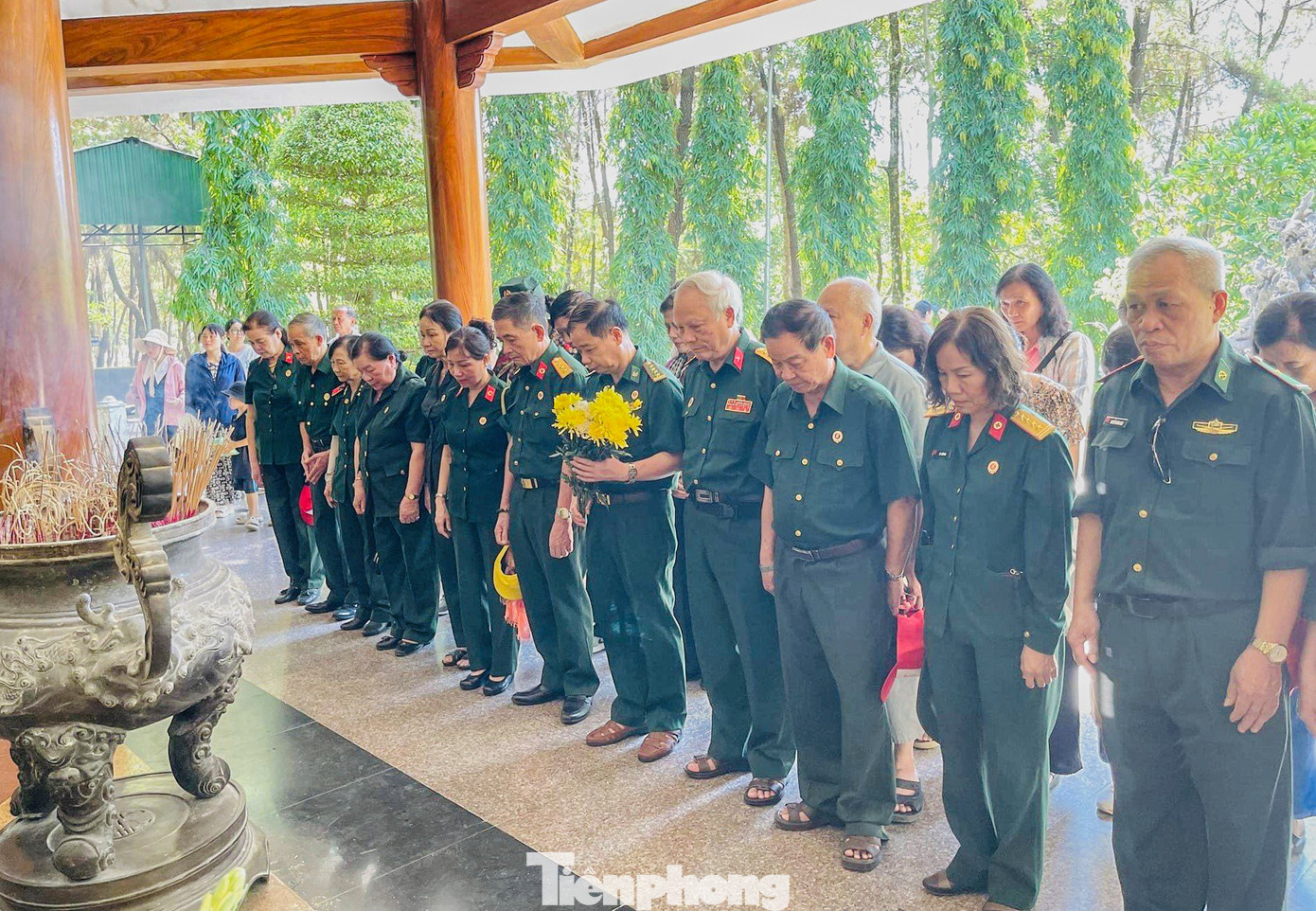 Trong dòng người ấy có những cụ già, thân nhân liệt sĩ, những cựu chiến binh, thương binh và các lực lượng công an, cán bộ các đơn vị cùng đông đảo học sinh, sinh viên, thanh niên từ mọi miền đất nước.