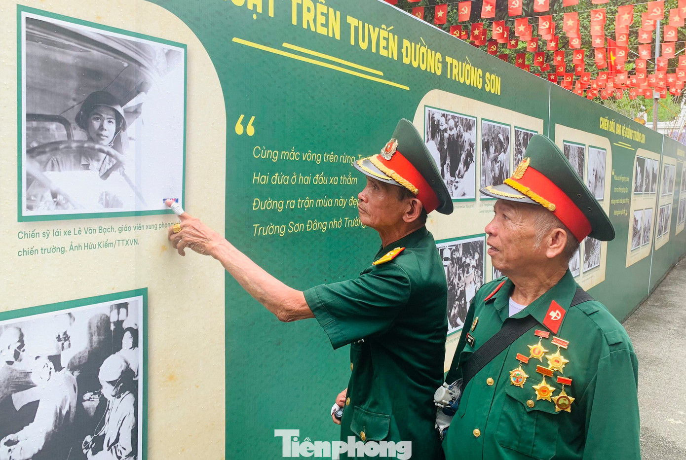 Các cựu binh tới khu di tích đều rưng rưng, bồi hồi xúc động khi nghe lại câu chuyện, xem lại những bức ảnh trưng bày, những tấm bia ghi tên các Anh hùng liệt sĩ đã anh dũng chiến đấu, hy sinh ở nơi đây.