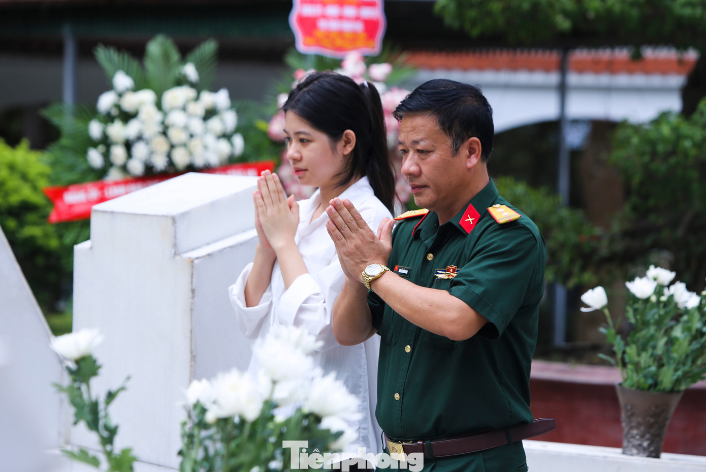 Trung tá Nguyễn Xuân Nghị cùng người thân thể hiện sự tri ân tại khu mộ 10 nữ anh hùng liệt sĩ thanh niên xung phong hy sinh Ngã ba Đồng Lộc. “Với tinh thần uống nước nhớ nguồn, tôi mong các con, các cháu khi tới đây sẽ biết và ghi nhớ hơn công ơn to lớn của các anh hùng, liệt sĩ đã hy sinh xương máu bảo vệ Tổ quốc”, trung tá Nghị cho hay.