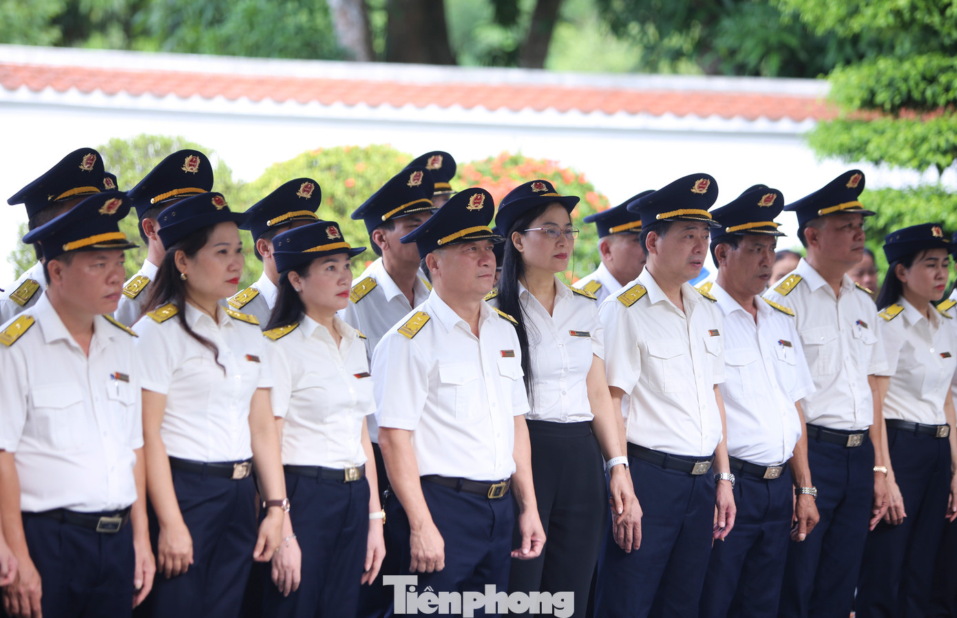 Trong dòng người ấy có những cụ già, thân nhân liệt sĩ, những cựu chiến binh, thương binh và các lực lượng công an, cán bộ các đơn vị cùng đông đảo học sinh, sinh viên, thanh niên từ mọi miền đất nước.