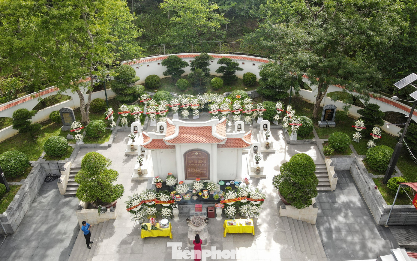 Khu mộ 10 nữ anh hùng liệt sĩ thanh niên xung phong thuộc Tiểu đội 4, Đại đội 552, Tổng đội 55 đã anh dũng hy sinh trong lúc làm nhiệm vụ đào lấp hố bom tại Ngã ba Đồng Lộc. Các chị hy sinh khi tuổi đời còn rất trẻ, từ 17 đến 24 để đảm bảo giữ vững "mạch máu giao thông" từ Bắc vào Nam được nối liền, thông suốt.