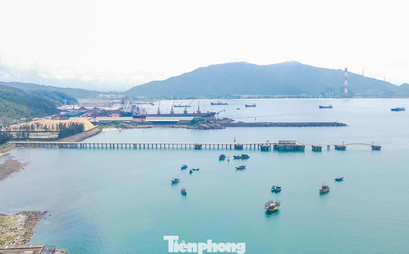 “Hiện, có nhiều tập đoàn, nhà đầu tư lớn vào Khu kinh tế Vũng Áng. Quan điểm của tỉnh là mời gọi các nhà đầu tư, lấp đầy các khu kinh tế, khu công nghiệp, cụm công nghiệp. Trong đó, tập trung trước mắt vào 2 lĩnh vực công nghiệp và nông nghiệp. Đối với các dự án vướng mắc, chây ì, tỉnh sẽ rà soát và thu hồi nhằm tạo quỹ đất, tiền đề cho việc thu hút làn sóng đầu tư mới”, lãnh đạo UBND tỉnh Hà Tĩnh thông tin.