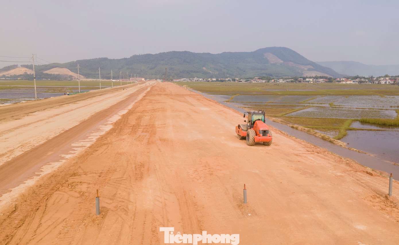 Theo đại diện Ban Quản lý Khu kinh tế tỉnh Hà Tĩnh, chỉ trong 3 năm vừa qua, khu vực này đã thu hút được 10 dự án đầu tư trong nước với tổng vốn đầu tư 14.011 tỷ đồng (bao gồm dự án kinh doanh kết cấu hạ tầng khu công nghiệp và các dự án trong lĩnh vực sản xuất, năng lượng…) và 1 dự án có vốn đầu tư nước ngoài với tổng vốn đầu tư 250 triệu USD. Để thu hút đầu tư, phát triển kinh tế, hệ thống hạ tầng, đường bộ và cảng biển của Khu Kinh tế Vũng Áng đang được đầu tư, hoàn thiện.