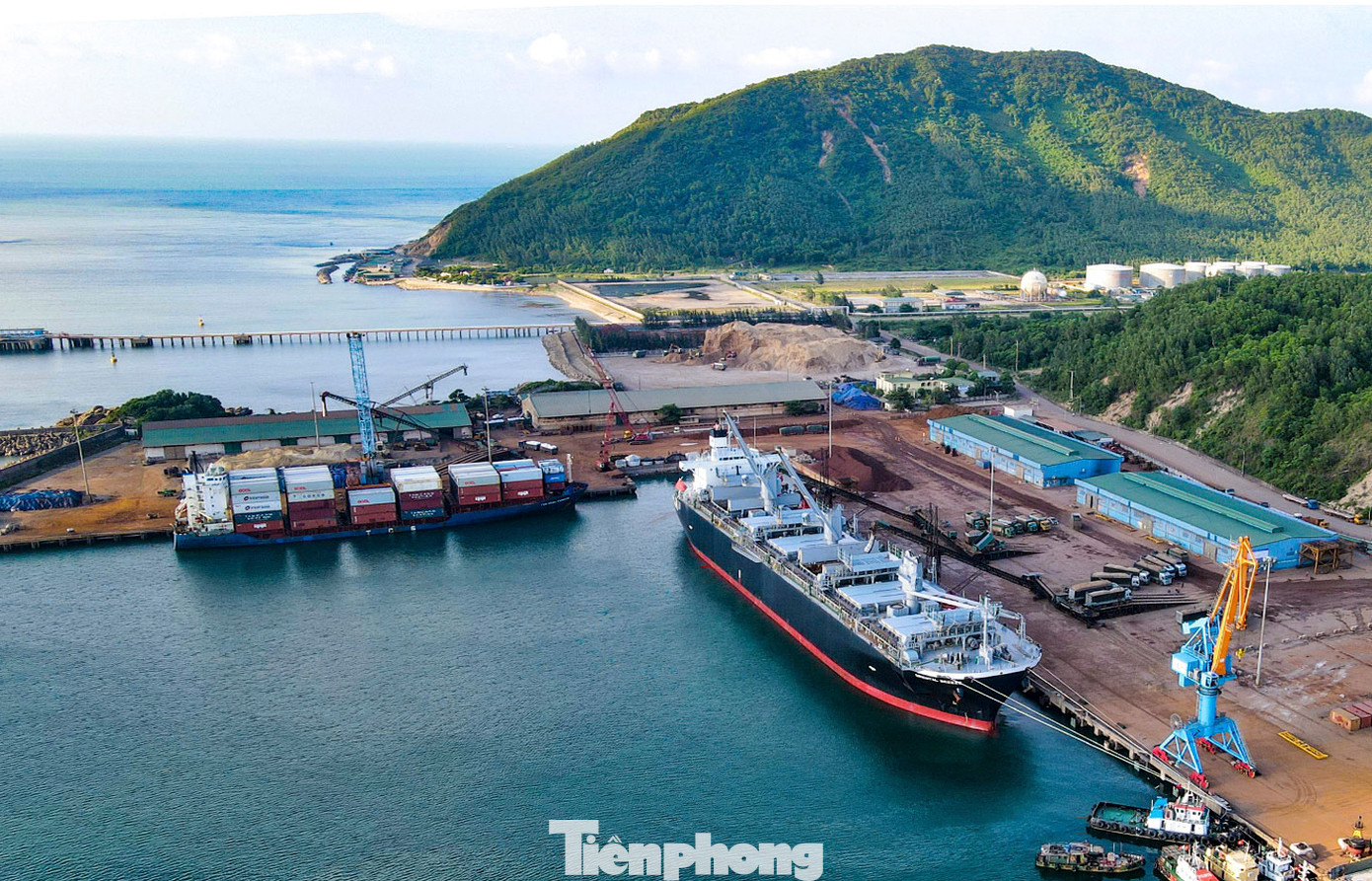 Khi thành lập, Khu kinh tế Vũng Áng nhằm đáp ứng mục tiêu xây dựng, phát triển đa ngành, đa lĩnh vực với các trụ cột như: công nghệ luyện kim, năng lượng, logistics, dịch vụ cảng biển… trở thành trung tâm kinh tế và đô thị phía Nam của tỉnh, phù hợp với phát triển vùng và kết nối với các trung tâm kinh tế trong khu vực.