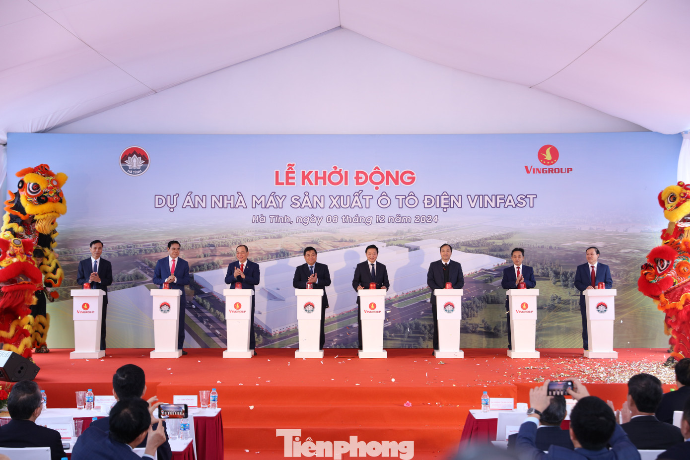 Sau 2 nhà máy pin, dự án xây dựng nhà máy sản xuất ô tô điện VinFast cũng chính thức được khởi động hôm 8/12 tại Khu Kinh tế Vũng Áng. Dự án có tổng mức đầu tư hơn 7.300 tỷ đồng, xây dựng trên diện tích 36ha.