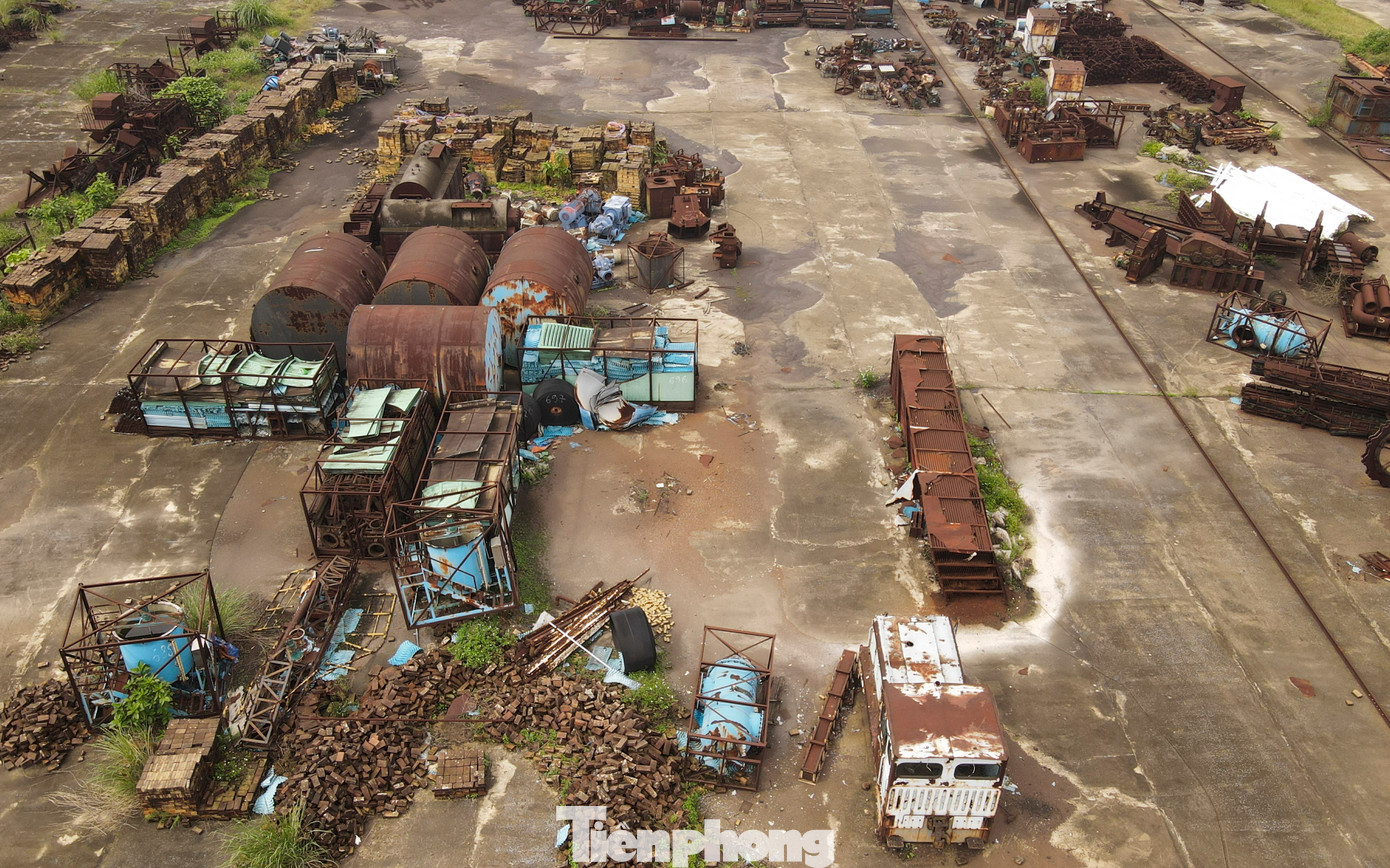 Dự án có tổng số vốn đầu tư là hơn 1.700 tỷ đồng song hiện nay bỏ hoang, cơ sở hạ tầng, máy móc bị bỏ hoang, hoen gỉ.