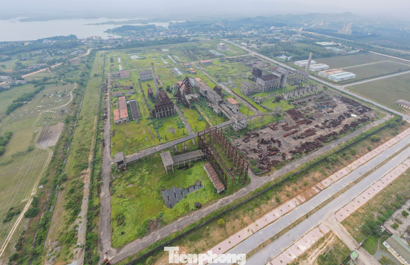 Trong khi nhiều dự án được đầu tư, giúp Khu Kinh tế Vũng Áng phát triển, rất nhiều dự án được chấp thuận đầu tư lại án binh bất động, cơ sở hạ tầng, những khu đất rộng hàng chục đến hàng trăm hecta đã bàn giao cho doanh nghiệp bị bỏ hoang, không phát huy hiệu quả, gây lãng phí. Trong đó, kể đến dự án Nhà máy liên hợp gang thép Vạn Lợi trên diện tích 26ha tại phường Kỳ Thịnh (thị xã Kỳ Anh).