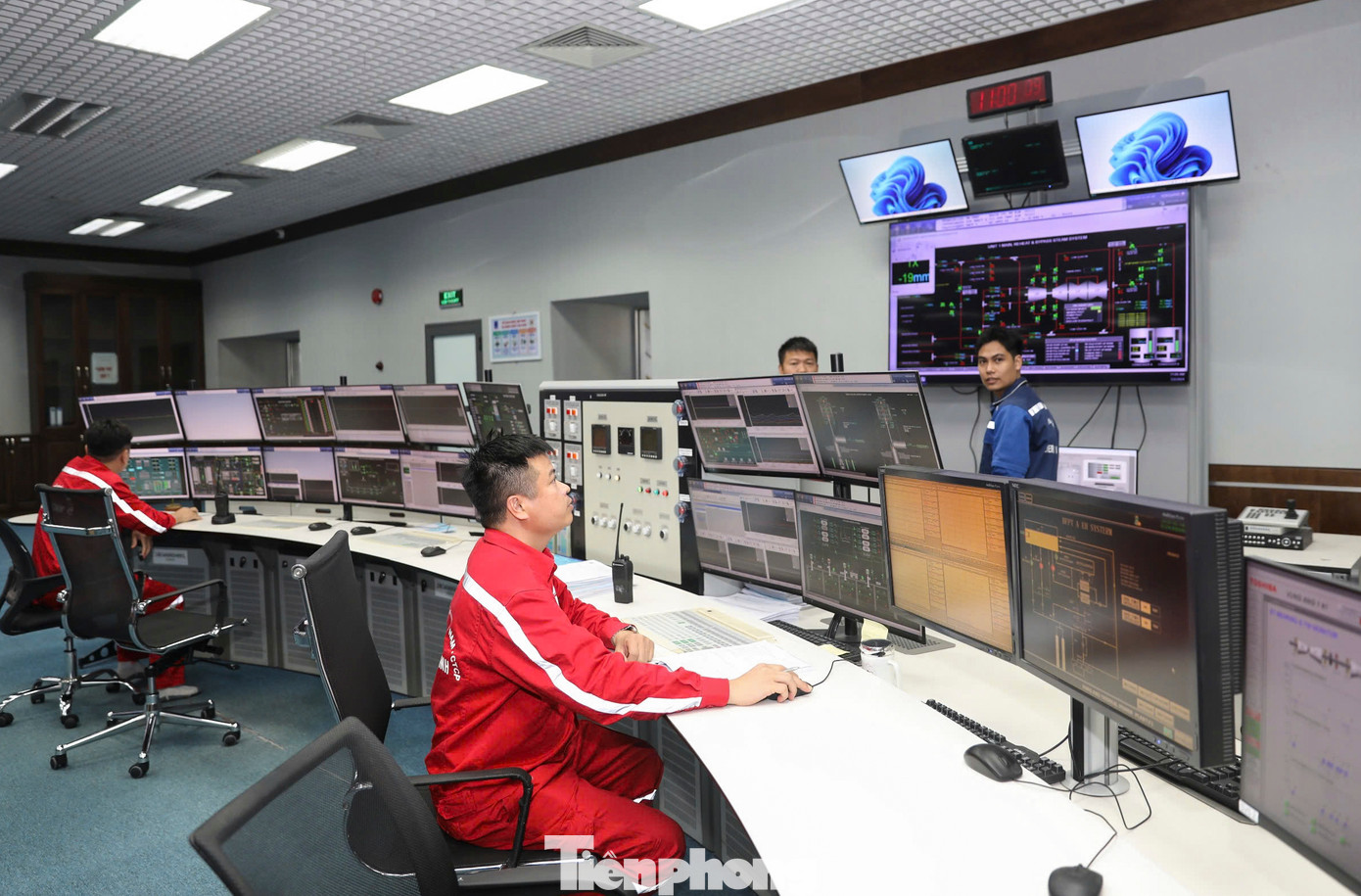 Tại Khu kinh tế Vũng Áng, sau dự án Nhiệt điện Vũng Áng I hoàn thiện, đi vào hoạt động các tổ máy đã cung cấp hàng tỷ Kwh điện, đạt doanh thu hàng chục nghìn tỷ và đóng góp cho ngân sách địa phương, Nhà máy Nhiệt điện Vũng Áng II cũng đang hoàn thiện để sớm đi vào hoạt động 2 tổ máy với 1.330 MW.