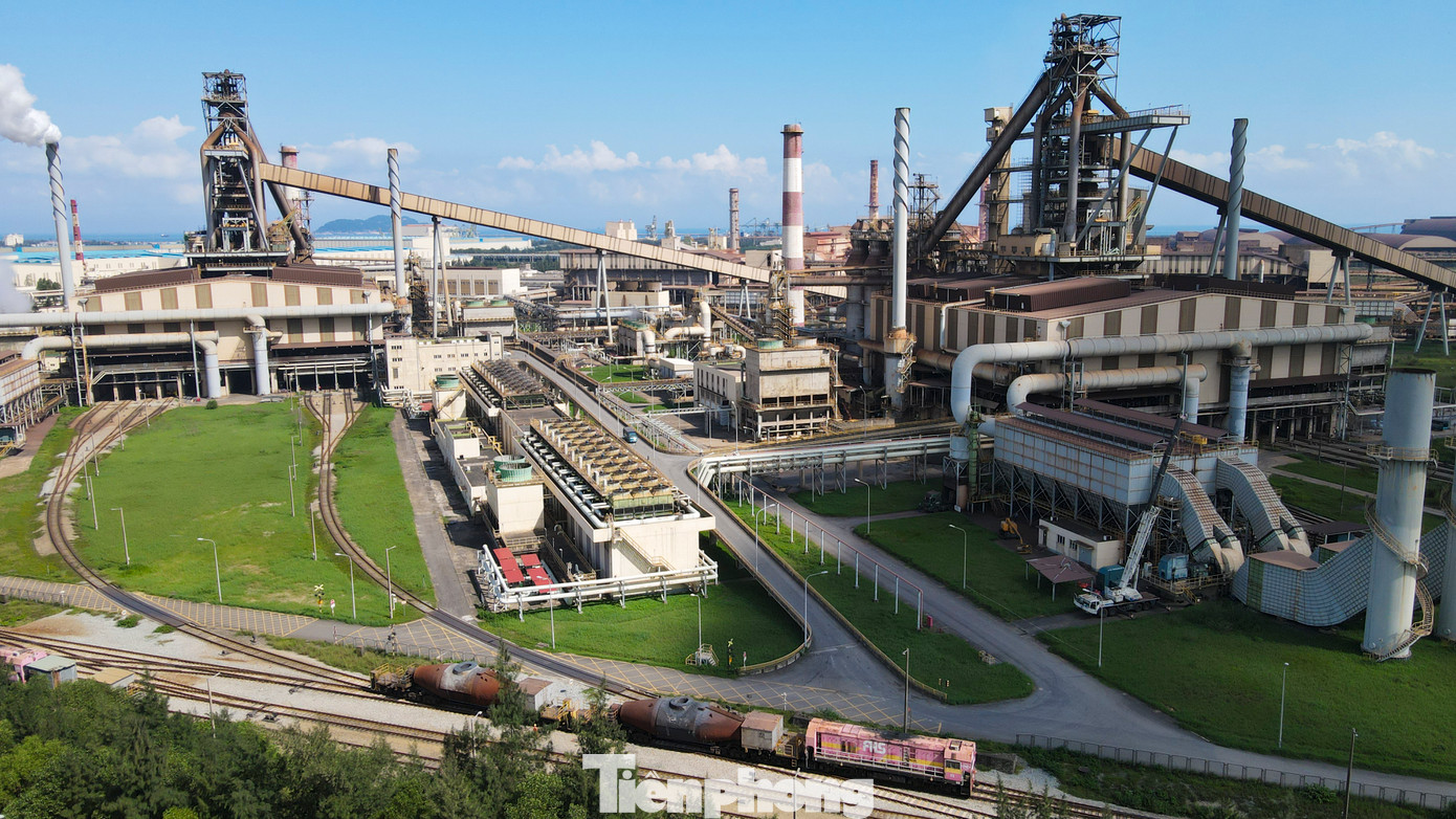 Đại diện Ban quản lý Khu kinh tế tỉnh Hà Tĩnh cho biết, sau 18 năm thành lập, Khu kinh tế Vũng Áng hiện có 148 dự án còn hiệu lực, bao gồm 55 dự án có vốn đầu tư nước ngoài với tổng vốn đăng ký hơn 16 tỷ USD (trong đó có 1 dự án đầu tư theo hình thức BOT), 93 dự án đầu tư trong nước với số vốn đăng ký hơn 64.100 tỷ đồng. Trong ảnh là một góc Công ty TNHH Gang thép Hưng Nghiệp Formosa Hà Tĩnh.