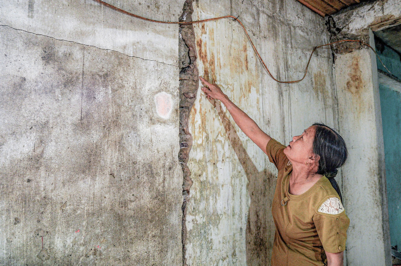 Bà Nguyễn Thị Liễu (trú thôn Hòa Sơn, xã Cẩm Thịnh) cho biết: "Căn nhà của gia đình cách cao tốc vài chục mét. Giữa năm 2024, sau thời gian thi công cao tốc, một số vị trí trong nhà và công trình phụ trợ bất ngờ xảy ra tình trạng nứt nẻ. Cơ quan chức năng đã đến kiểm tra, lập biên bản các vị trí ảnh hưởng và cho biết sẽ thẩm định, lập dự toán đền bù song chưa thực hiện".