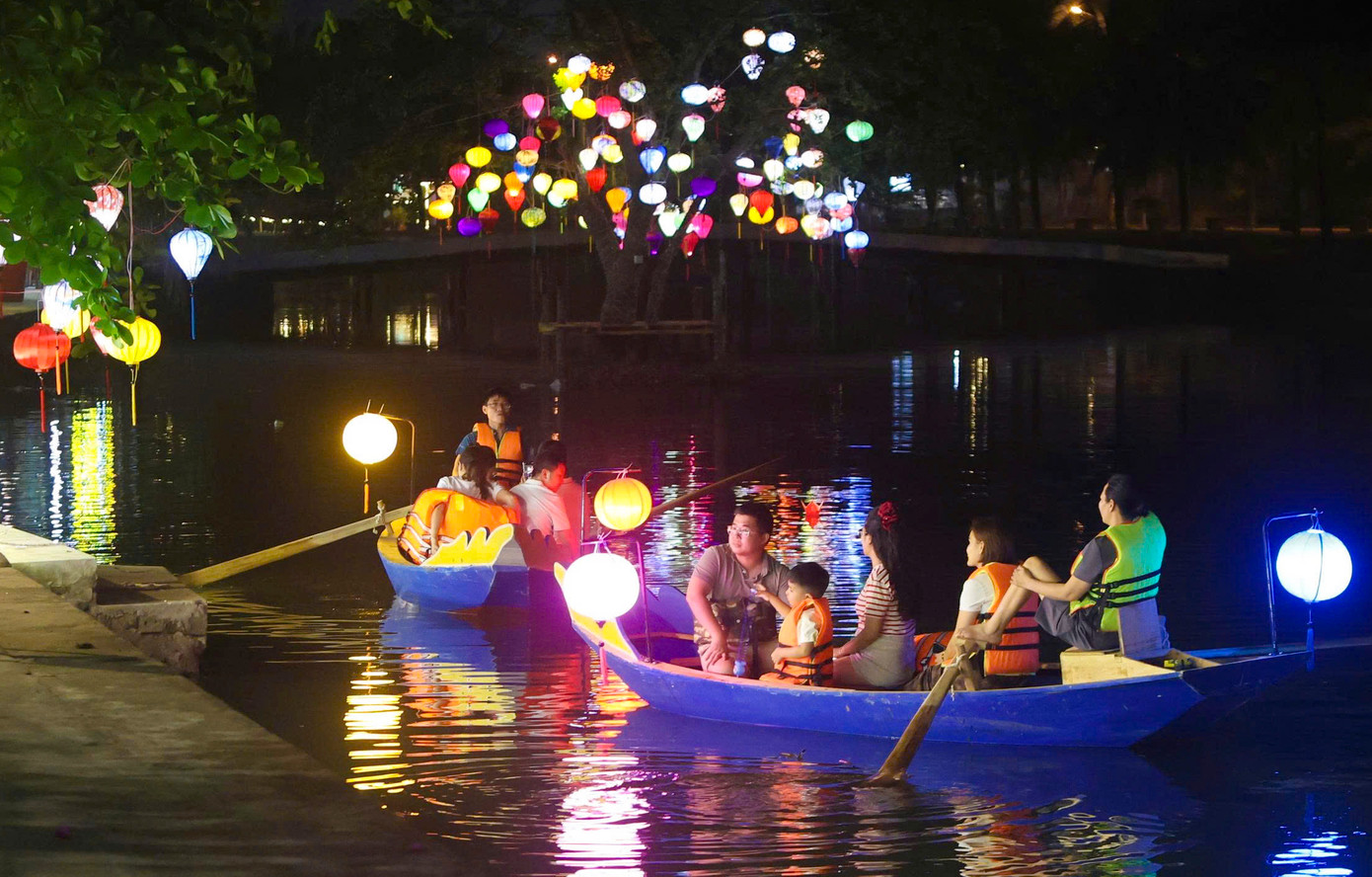 Ông Trần Minh Đức - Trưởng Ban Quản lý dịch vụ công ích và các điểm du lịch Nghi Xuân - cho biết, với diện mạo mới, biển Xuân Thành đã thu hút hàng vạn người dân và du khách về đây nghỉ ngơi, tắm biển. Tính từ đầu tháng 5 đến nay, Xuân Thành đón hơn 200.000 lượt người, tăng 30% so với cùng kỳ năm ngoái. Trong ảnh, đến với Khu du lịch Xuân Thành, du khách còn được trải nghiệm chèo thuyền trên lạch nước ngọt Bàu Dài. Ông Trần Minh Đức - Trưởng Ban Quản lý dịch vụ công ích và các điểm du lịch Nghi Xuân - cho biết, với diện mạo mới, biển Xuân Thành đã thu hút hàng vạn người dân và du khách về đây nghỉ ngơi, tắm biển. Tính từ đầu tháng 5 đến nay, Xuân Thành đón hơn 200.000 lượt người, tăng 30% so với cùng kỳ năm ngoái. Trong ảnh, đến với Khu du lịch Xuân Thành, du khách còn được trải nghiệm chèo thuyền trên lạch nước ngọt Bàu Dài.