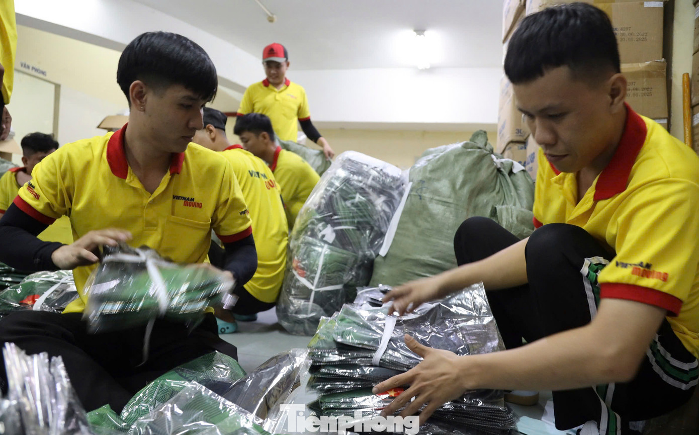 Trang phục cho các thành viên Ban Tổ chức, nhóm truyền thông, đội ngũ hỗ trợ, tình nguyện viên - những người hùng thầm lặng làm nên thành công của giải đấu - cũng được chuẩn bị chu đáo. Trang phục cho các thành viên Ban Tổ chức, nhóm truyền thông, đội ngũ hỗ trợ, tình nguyện viên - những người hùng thầm lặng làm nên thành công của giải đấu - cũng được chuẩn bị chu đáo.