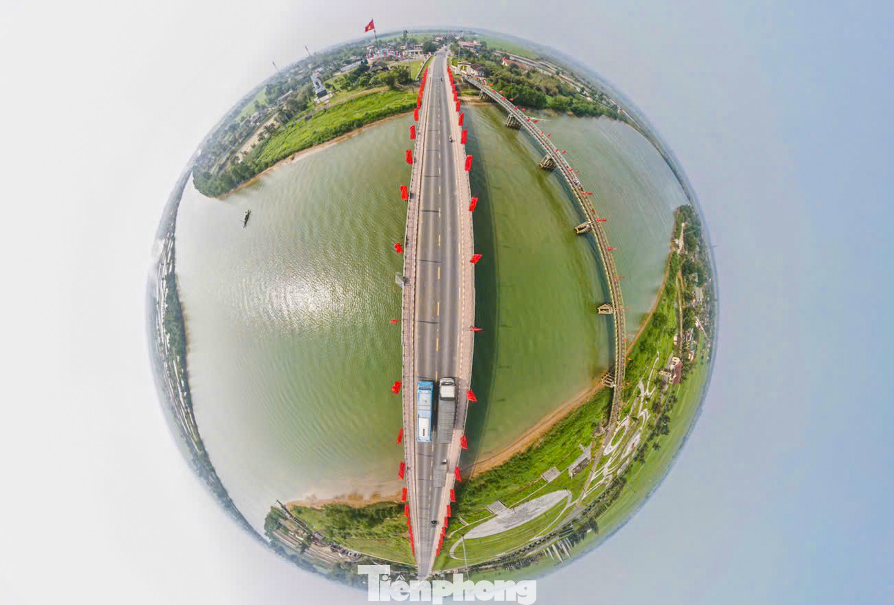 Đặc biệt, dọc hai bên thành cầu Hiền Lương - bao gồm cầu mới và cây cầu lịch sử từng nối hai bờ bắc-nam thời kỳ hai miền chia cắt - được trang trí bởi hàng cờ đỏ rực rỡ.